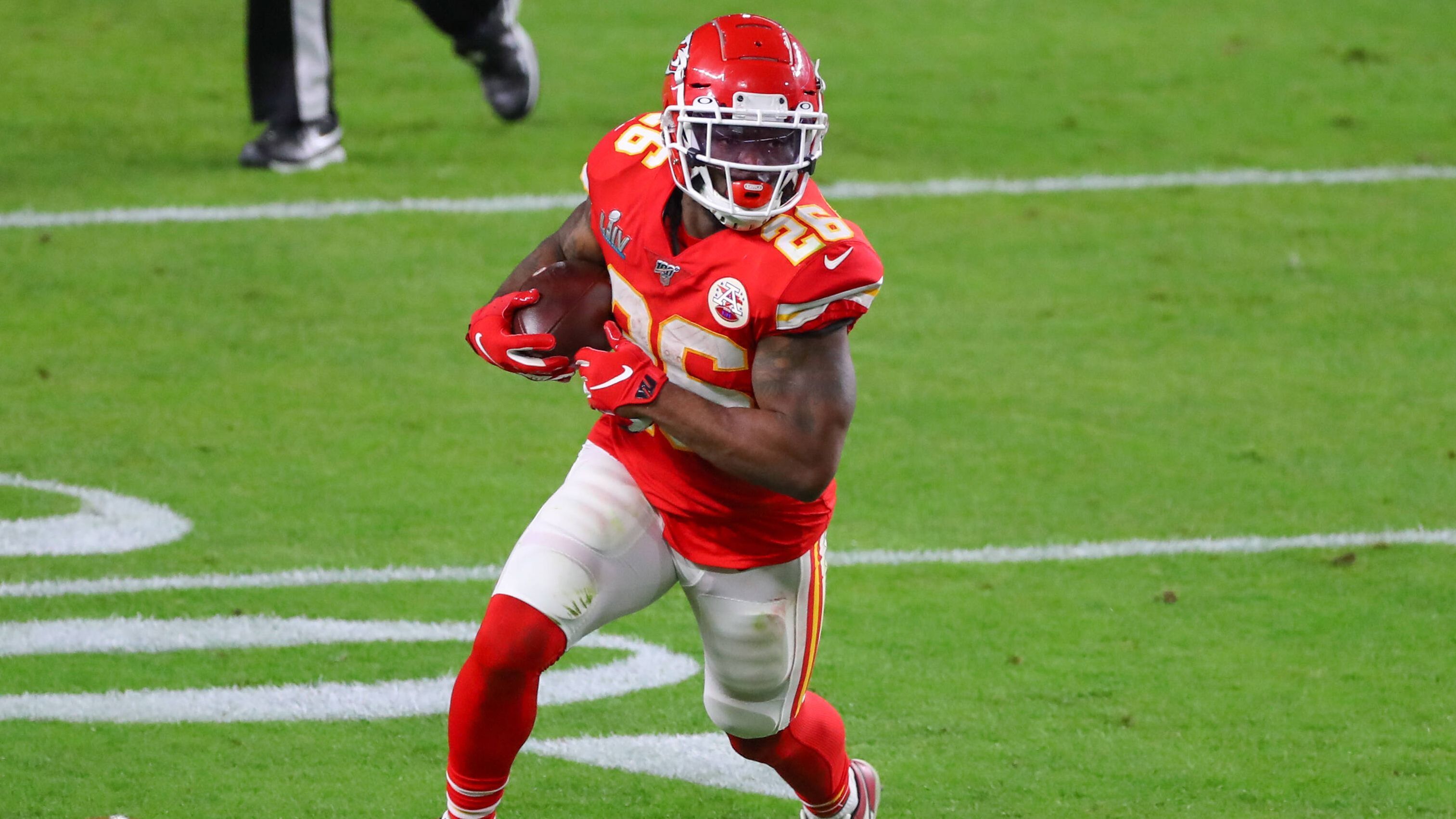 
                <strong>Kansas City Chiefs</strong><br>
                "ProFootballTalk" nennt als passendste Franchise für Fournette den amtierenden Super-Bowl-Champion, die Kansas City Chiefs. Damien Williams spielte eine solide Saison, kam als führender Rusher des Teams aber nicht über 498 Rushing Yards hinaus (Quarterback Patrick Mahomes hatte 218). Nach dem Abgang von LeSean McCoy in der Free Agency, der in der vergangenen Saison mit drei Mio. Dollar nur unwesentlich weniger als Fournette verdiente, ist Kansas City im Backfield im Vergleich zum Receiving Corps nicht so tief besetzt. Somit würde den Chiefs eine weitere Option, die ihrer Offensive mehr Ausgewogenheit verleihen würde, zu Gute kommen und das Passspiel entlasten. Chiefs Safety Tyrann Mathieu könnte sich bei einer möglichen Verpflichtung als Ass im Ärmel herausstellen. Mathieu spielte, wie Fournette, am College an der LSU. Beide wuchsen zudem in der gleichen Nachbarschaft von New Orleans auf.
              