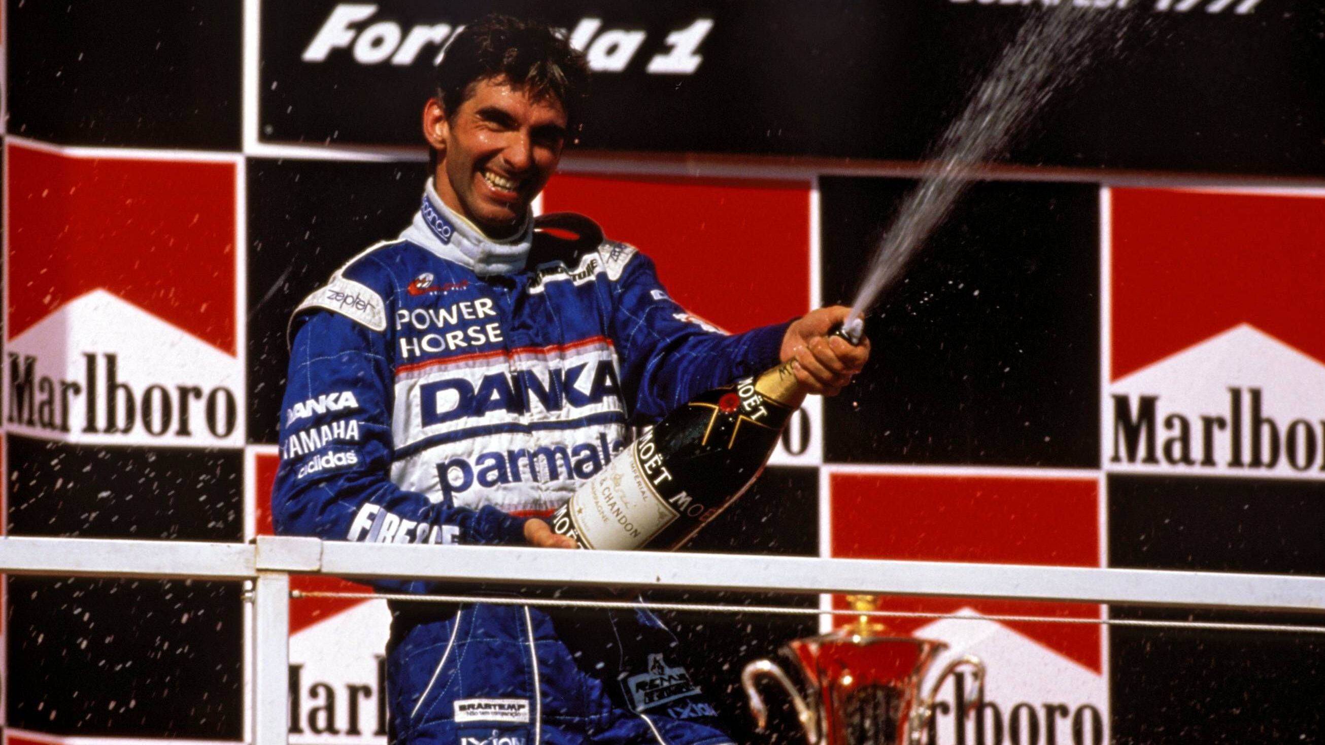 <strong>Damon Hill</strong><br>1996 feierte Damon Hill im Williams den Titel. Doch schon während der Saison war klar, dass er sein Cockpit würde räumen müssen. Eigentümer Frank Williams wollte lieber Heinz-Harald Frentzen, da half Hill auch sein Weltmeister-Titel nichts. Freie und attraktive Cockpits gab es nicht, schlussendlich ging es für ihn zu Arrows. Ein erfolgloses Kapitel, 1997 wurde er Zwölfter.