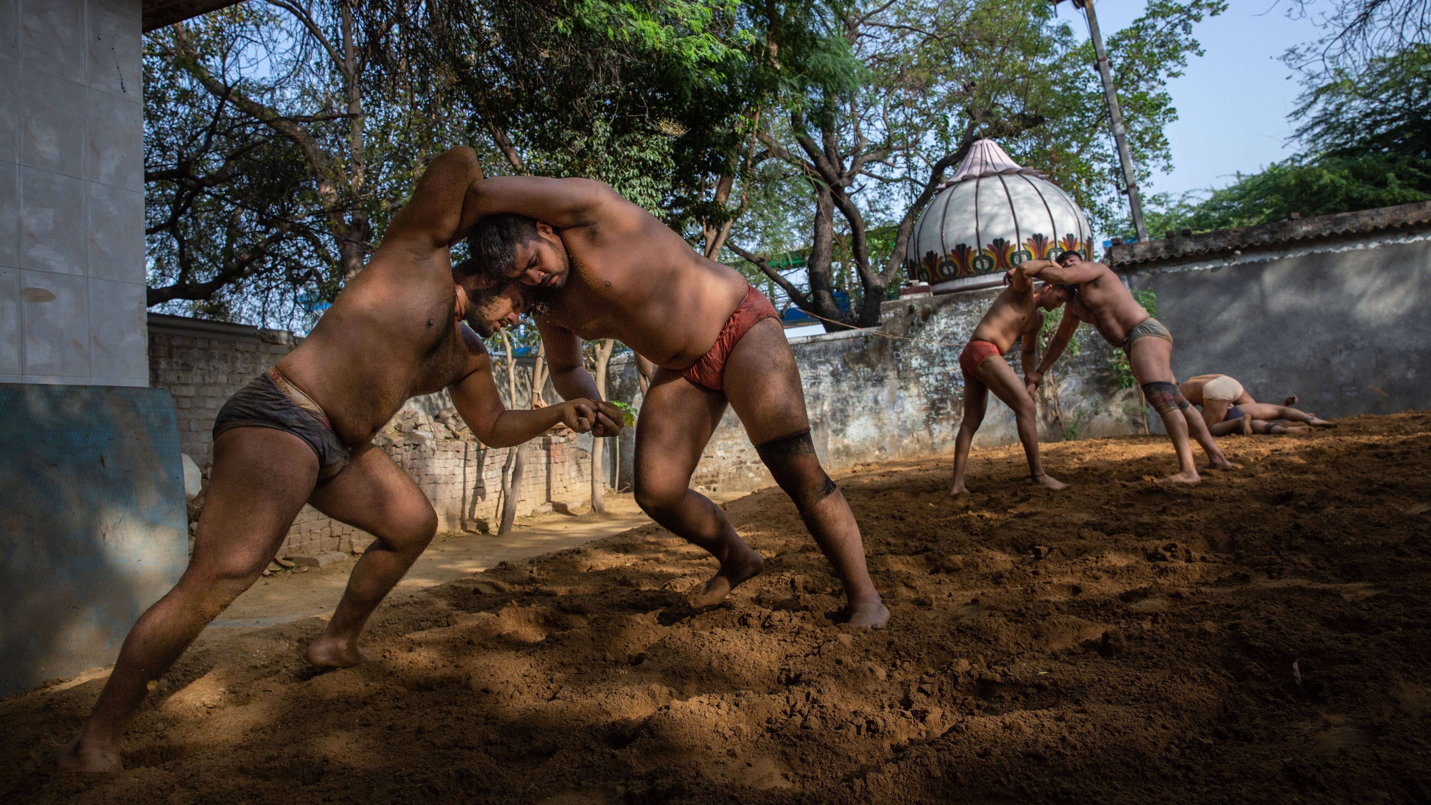 In Wrestling-Akademien lernen junge Männer teils über viele Jahre die Kunst des Ringens. Sie leben in den Wrestling-Schulen wie im Internat zusammen.