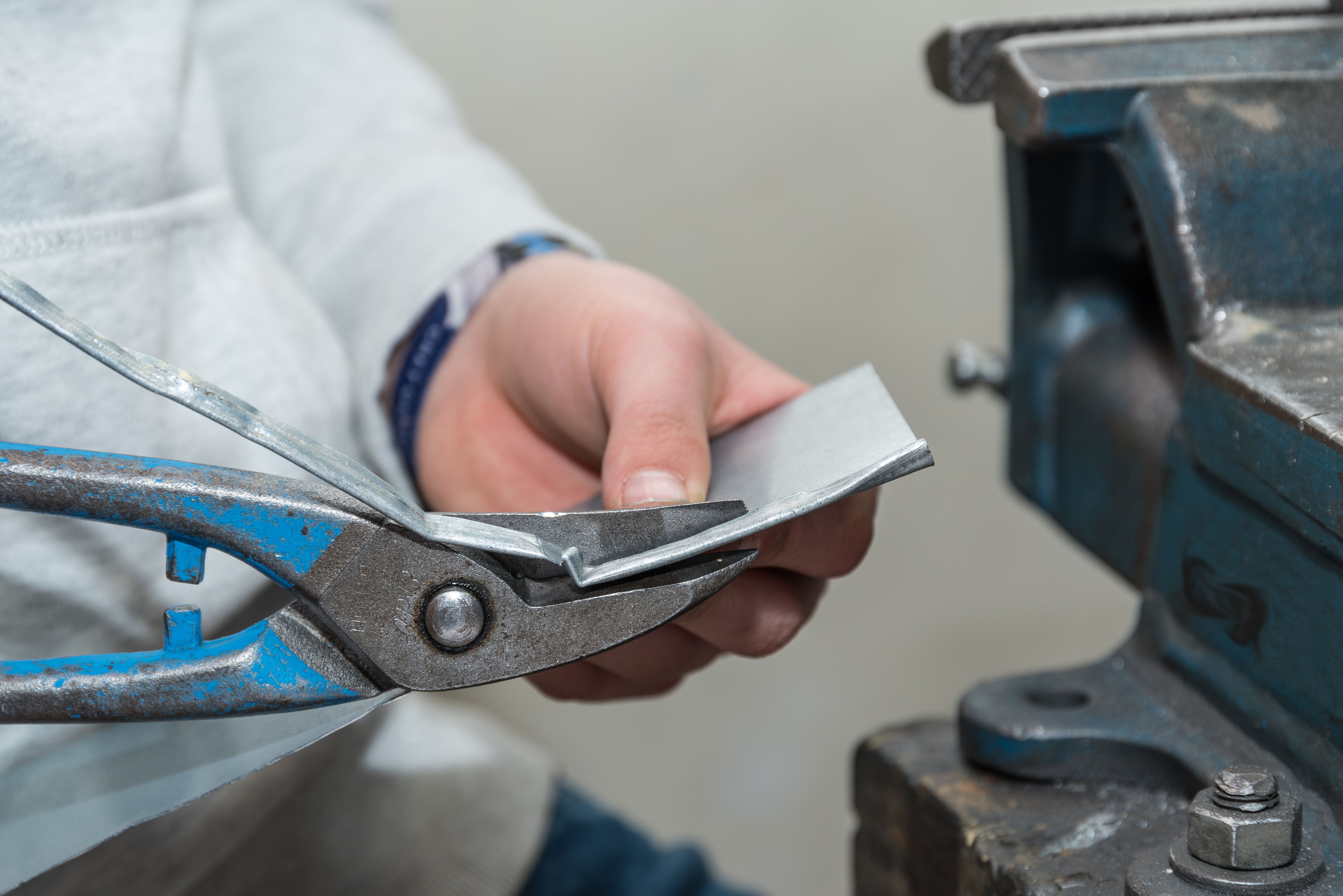 Die Blechschere eignet sich dafür, dünne Metalle sauber zu schneiden, ohne die Werkstoffe dabei zu verformen.