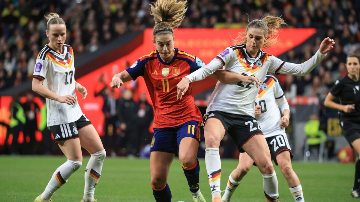 Brand (r.) im Duell mit Putellas