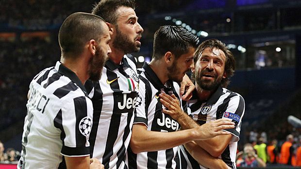 
                <strong>Platz 1: Juventus Turin mit 89,1 Millionen Euro</strong><br>
                Platz 1: Juventus Turin mit 89,1 Millionen Euro. Recht deutlich setzt sich der Final-Verlierer an die Spitze. Für die Niederlage im Berliner Endspiel fließen 6,5 Millionen Euro auf das Konto der "alten Dame". Sieben Siege und drei Unentschieden bescheren dem italienischen Meister 3,5 Millionen. Entscheidend für den Sieg: Aus dem Marktpool bedient sich Juve wie kein zweiter Verein - mit 58,2 Millionen.
              
