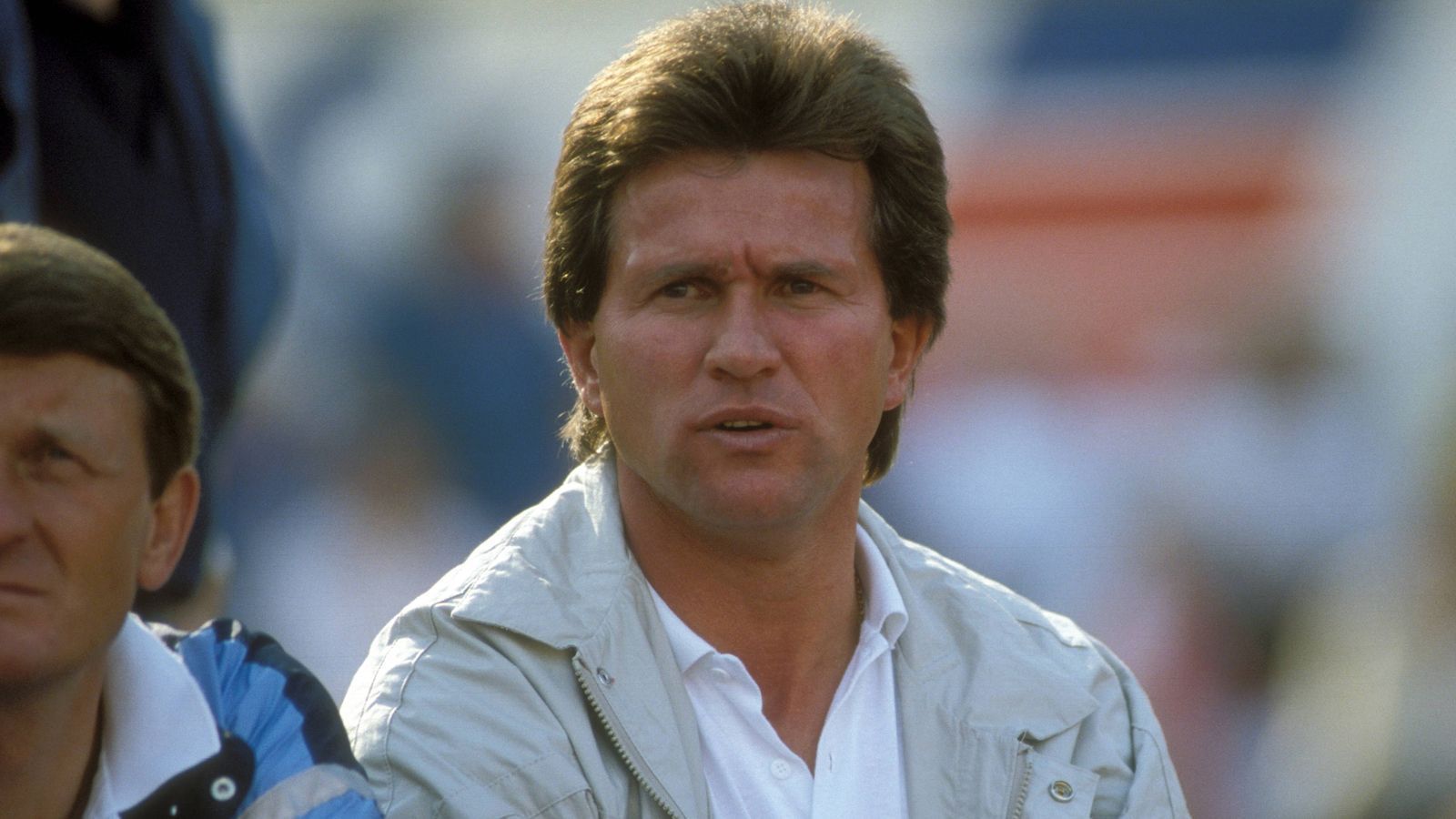 
                <strong>Bayern Teil 1</strong><br>
                1987 ging Heynckes erstmals zum FC Bayern, kurioserweise erneut als Nachfolger von Lattek. Sportlich war die erste Ära mäßig erfolgreich. 1989 und 1990 wurde er mit den Münchnern Meister, schlitterte aber 1991/92 in eine Krise, in deren Folge er am 8. Oktober entlassen wurde. "Wir haben geheult wie die Schlosshunde", berichtete Uli Hoeneß später über die Entlassung: "Aber das hat unserer Freundschaft nicht geschadet." Zwölf Jahre später betitelte Hoeneß den Rauswurf als "größte Fehlentscheidung" seiner Karriere. In diese Zeit fällt übrigens auch der legendäre Sportstudio-Zoff mit dem damaligen Kölner Trainer-Emporkömmling Christoph Daum.
              