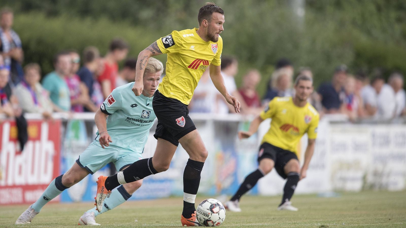 
                <strong>Kevin Großkreutz</strong><br>
                2014 wurde Kevin Großkreutz noch Weltmeister. Außerdem gewann er mit Borussia Dortmund zwei Deutscher Meisterschaften und einmal den Pokal. 2018 dann der Transfer-Hammer: Der Weltmeister mit der Erfahrung von 186 Bundesliga-Partien für Borussia Dortmund und den VfB Stuttgart, sechs Länderspielen für Deutschland sowie 76 Zweitliga-Spielen für RW Ahlen, Stuttgart und Darmstadt 98 wagte den Neustart in Uerdingen.
              