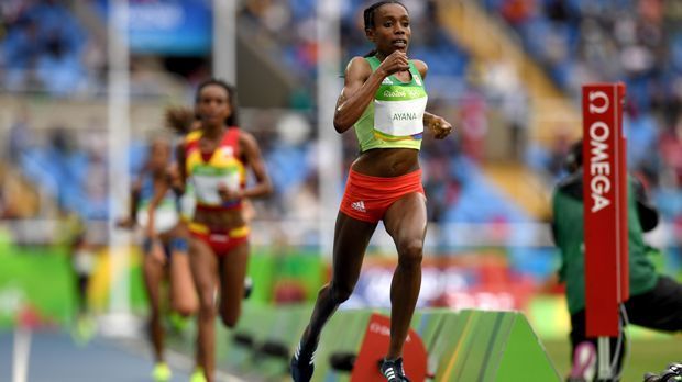 
                <strong>Almaz Ayana stellt neuen 10.000-Meter-Rekord auf</strong><br>
                Almaz Ayana stellt neuen 10.000-Meter-Rekord auf: Die Äthophierin siegte über zehn Kilometer in 29:17,45 Minuten. Damit stellte Ayana ebenfalls einen neuen Weltrekord auf. 23 Jahre lang hielt die Chinesin Wang Junxia die Bestmarke von 29:31,78 Minuten, aufgestellt im September 1993 in Peking.
              