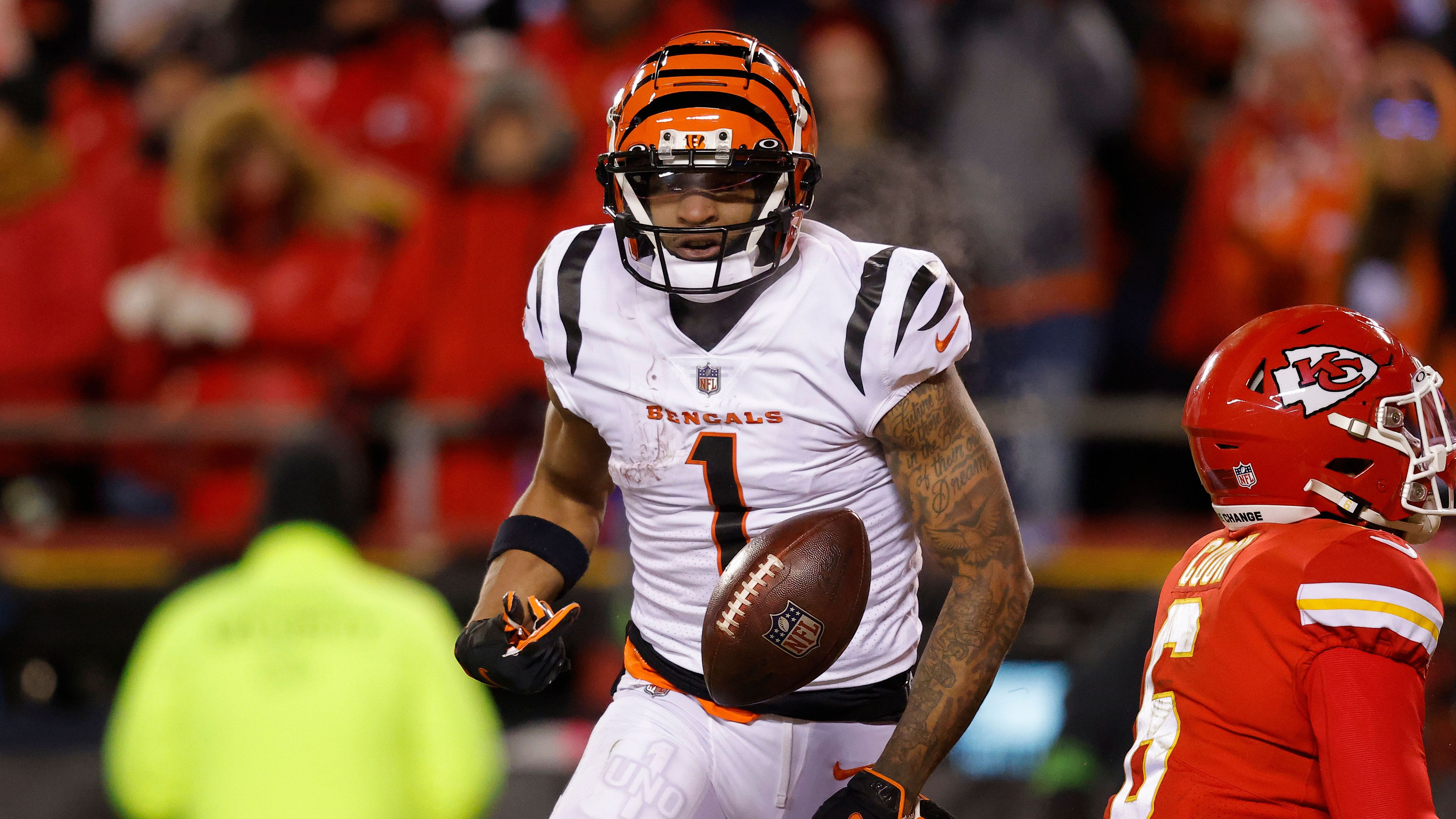<strong>Ja'Marr Chase</strong><br>Mit dem fünften Pick stellten die Cincinnati Bengals ihrem jungen Quarterback Joe Burrow mit Wide Receiver Ja'Marr Chase einen alten Bekannten aus College-Tagen von der LSU an die Seite. Nach einigen Drops in der Presason vor seinem NFL-Debüt wurde der Pick kritisiert. Seitdem liefert Chase jedoch starke Leistungen ab. 1455 Receiving Yards und 13 Touchdowns in 2021 sowie 1046 Yards und neun Touchdowns in nur zwölf Spielen der Regular Season in 2022 brachten ihn jeweils in den Pro Bowl.