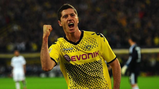 
                <strong>Robert Lewandowski</strong><br>
                Robert Lewandowski (2010-2014): Den Beginn macht Robert Lewandowski, der 103 Tore für Borussia Dortmund erzielte. Er wurde seit seiner starken Saison 2011 immer wieder von Topvereinen umgarnt. Dortmund bemühte sich redlich, mit dem Polen einen langfristigen Vertrag abzuschließen. Lewandowski lehnte ab und wechselte schließlich 2014 ablösefrei zum FC Bayern.
              