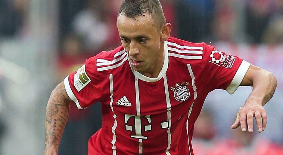 
                <strong>Rafinha (FC Bayern München)</strong><br>
                Rafinha (FC Bayern München): Gleich zu Beginn mit Problemen, als er im Laufduell von Daniel Caligiuri überrannt wird. Leistet sich zudem in der 30. Minuten einen Ballverlust, der fast zu einem Gegentor führt. Insgesamt ist der Ex-Schalker relativ zweikampfschwach. Wenn Schalke gefährlich wird, dann meist über Rafinhas Seite. ran-Note: 4 
              