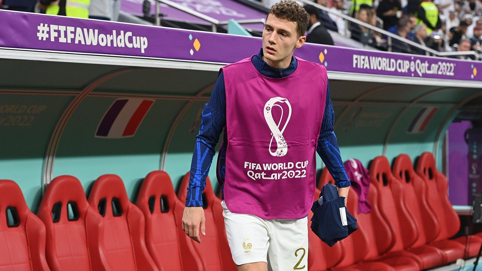 
                <strong>Benjamin Pavard (Frankreich) </strong><br>
                Benjamin Pavard startete als Stammspieler in die Weltmeisterschaft. Gegen Australien zeigte der Bayern-Star allerdings eine grausige Leistung, die dafür sorgte, dass er keine weitere Minute auf dem Platz stand. Das wird sich vermutlich auch im WM-Finale gegen Argentinien nicht mehr ändern. Frankreich-Trainer Didier Deschamps erklärte gegenüber Journalisten, dass Pavard "mentale und körperliche Schwächen" habe und deswegen derzeit keinen Platz in der Mannschaft habe. Für den Abwehrspieler, dessen Stern bei der WM 2018 aufging, ist das Turnier in Katar eine reine Enttäuschung.
              