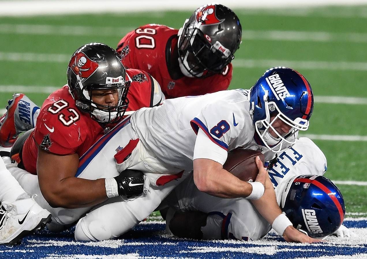 
                <strong>Verlierer: Daniel Jones</strong><br>
                Als wäre Quarterback Daniel Jones von den New York Giants mit der Bilanz von 1:7 nicht schon gestraft genug, ist der Spielmacher auch immer wieder an den Misserfolgen schuld. Gegen die Tampa Bay Buccaneers um Superstar Tom Brady hätte der 23-Jährige sein Team beinahe noch in die Overtime gebracht, am Ende reichte es aber wieder nicht. Dass die Bucs überhaupt das Spiel gewinnen konnten, lag an zwei üblen Interceptions, die der Giants-QB zuvor verursacht hatte. Nicht die ersten in dieser Saison.
              