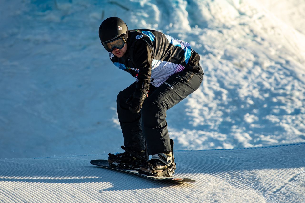 Para Snowboard: Die sehr junge Sportart geht erst seit Sotchi 2014 mit ins Rennen. Die Sportlerinnen und Sportler fahren gegen die Zeit. Sie haben entweder eine Behinderung der Beine oder Arme. Amputierte tragen hierbei eine Prothese. Der Wettbewerb teilt sich in 2 Disziplinen: Snowboard-Cross kombiniert Abfahrt mit Hindernis-Rennen. Die Strecken betragen 500 und 1.000 Meter. Nach der Qualifikation treten die Besten 1:1 gegen