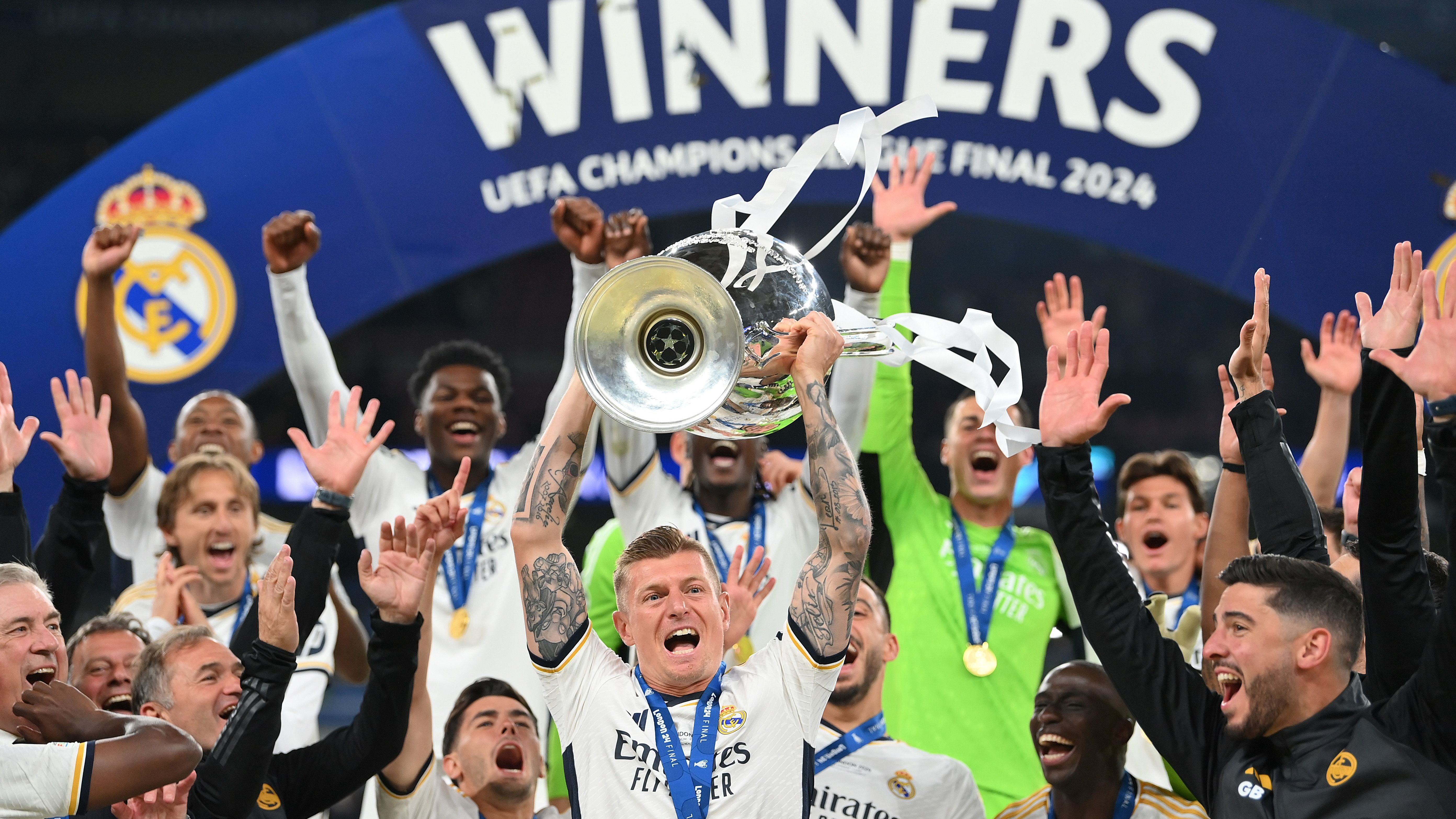 <strong>Sechs Champions-League-Siege</strong><br>Kroos ist der erste und bisher einzige Deutsche, der insgesamt sechsmal die Champions League gewonnen hat. Seinen ersten Henkelpott holte Kroos 2013 mit dem FC Bayern im Finale gegen Borussia Dortmund, nach seinem Wechsel zu Real Madrid im Sommer 2014 folgten vier weitere Triumphe (2016-2018, 2022 und 2024).