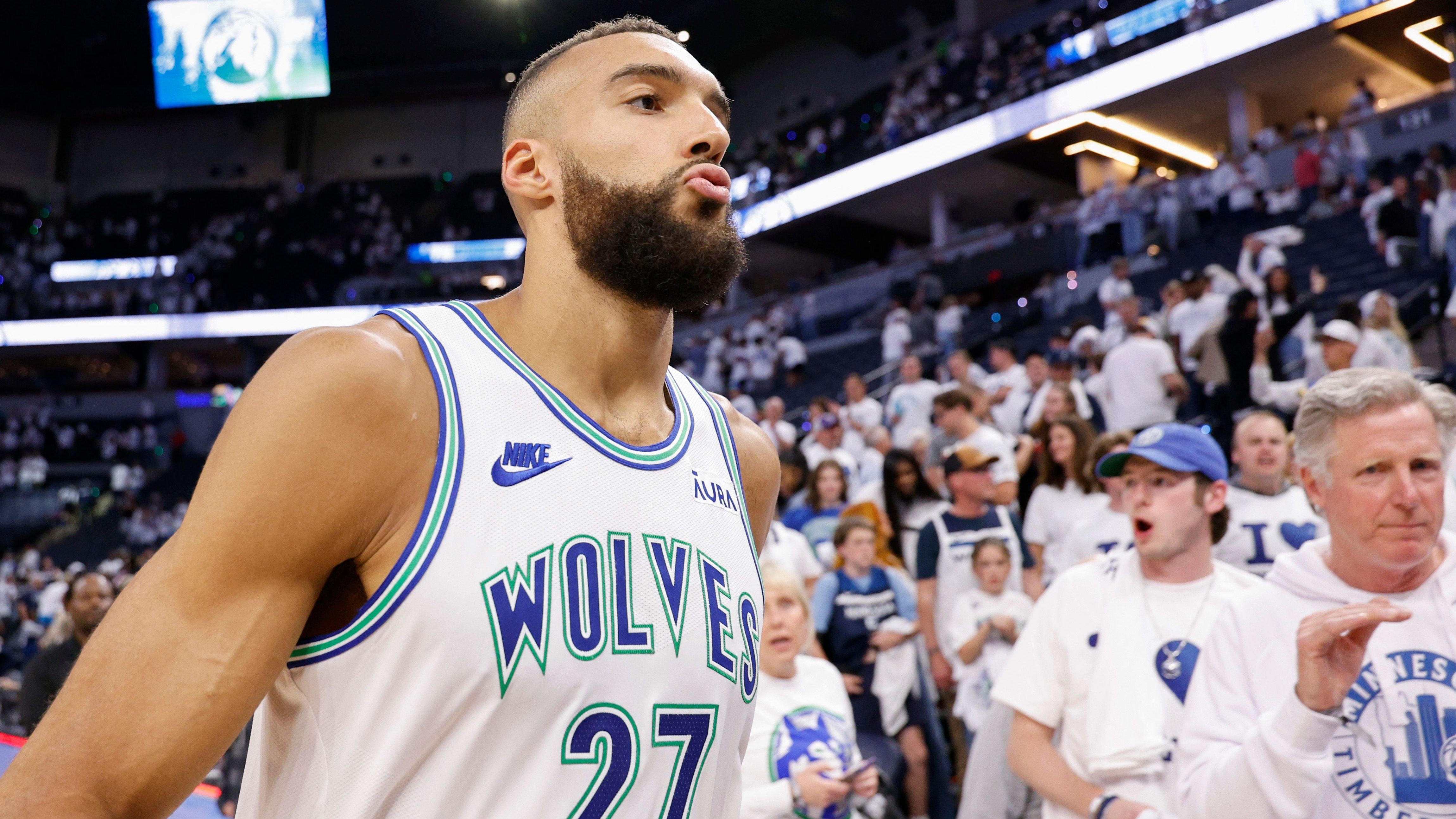 <strong>Rudy Gobert (Minnesota Timberwolves) - All-Defensive First Team</strong><br>Der Gewinner des "Defensive Player of the Year"-Awards darf im First Team nicht fehlen. Vor allem durch ihn hatte Minnesota eine der besten Defensiven der NBA. Oft wirkt sein Spiel unspektakulär, jedoch ist der Einfluss des "Stifle Towers" immens. Seine 2,1 Blocks könnten sogar noch mehr sein, wenn Gegenspieler gegen ihn häufiger zum Korb gehen würden.