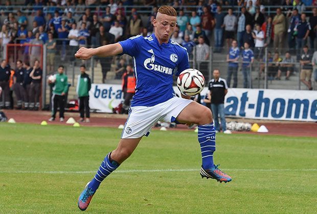 
                <strong>Donis Avdijaj (FC Schalke 04)</strong><br>
                Das Mega-Talent erzielte in der A-Jugend 17 Tore in 15 Spielen, in der B-Jugend waren es sogar 44 Treffer in 25 Partien. Kein Wunder also, dass "einer der letzten deutschen Straßenfußballer" (Horst Heldt) eine festgeschriebene Ablösesumme von 49 Millionen Euro hat.
              