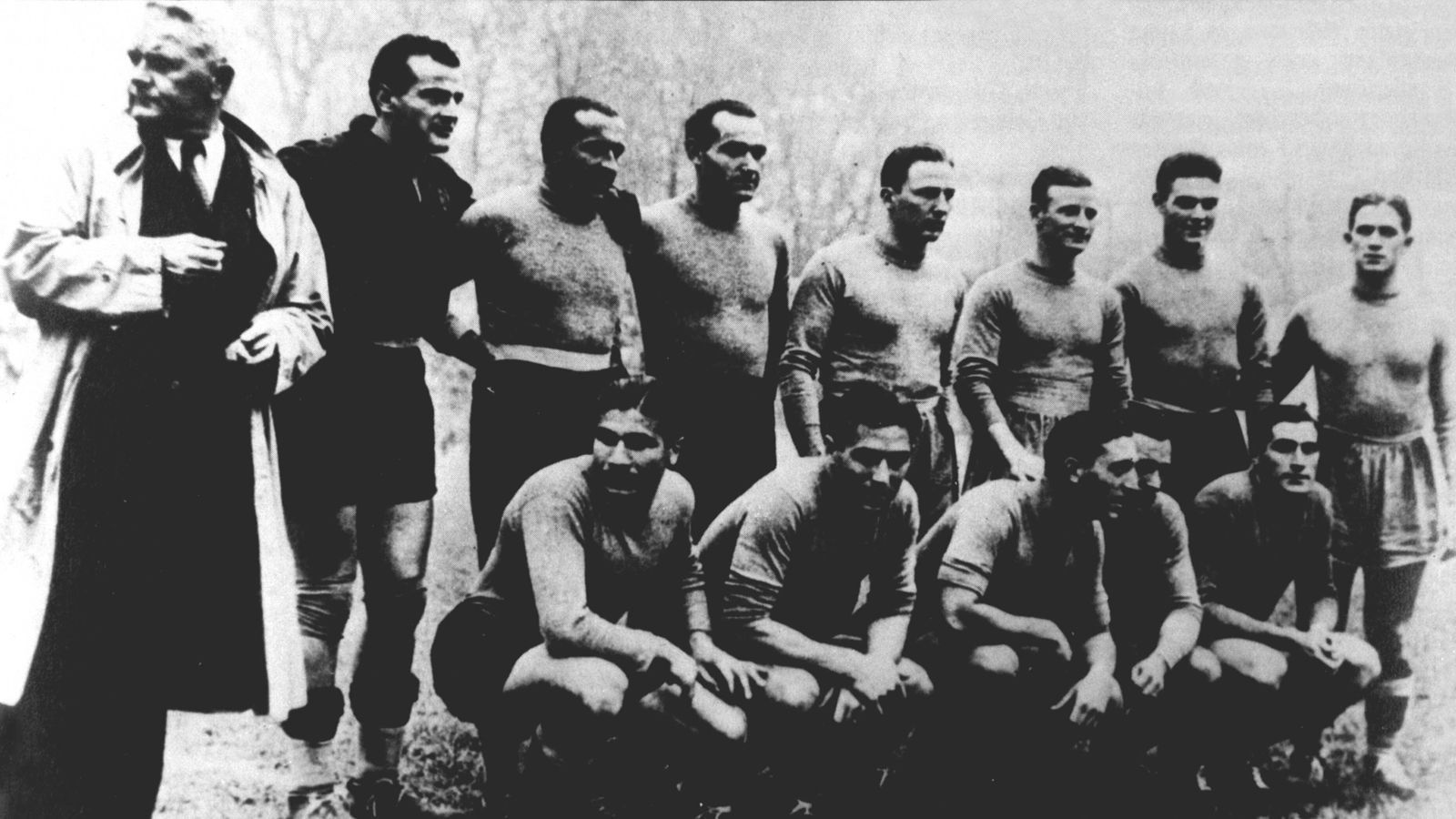 
                <strong>WM 1938 - Italien </strong><br>
                In den dreißiger Jahren setzt Italien die Fußball-Maßstäbe. Nachdem bereits 1934 die Heim-WM gewonnen wurde, gelang es auch vier Jahre später in Frankreich den Titel zu verteidigen. Im Finale setzte sich Italien mit 4:2 gegen Ungarn durch und sicherte sich zum zweiten Mal den Titel bei der Weltmeisterschaft. Aufgrund des zweiten Weltkriegs gab es danach bis 1950 keine WM mehr.
              