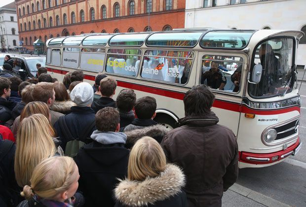 
                <strong>WM 2014</strong><br>
                Die gewisse Portion Tradition durfte damals natürlich nicht fehlen: Thomas Müller und Julian Draxler fuhren mit einem Bus durch München und überraschten Fans mit dem neuen WM-Trikot der Nationalmannschaft.
              