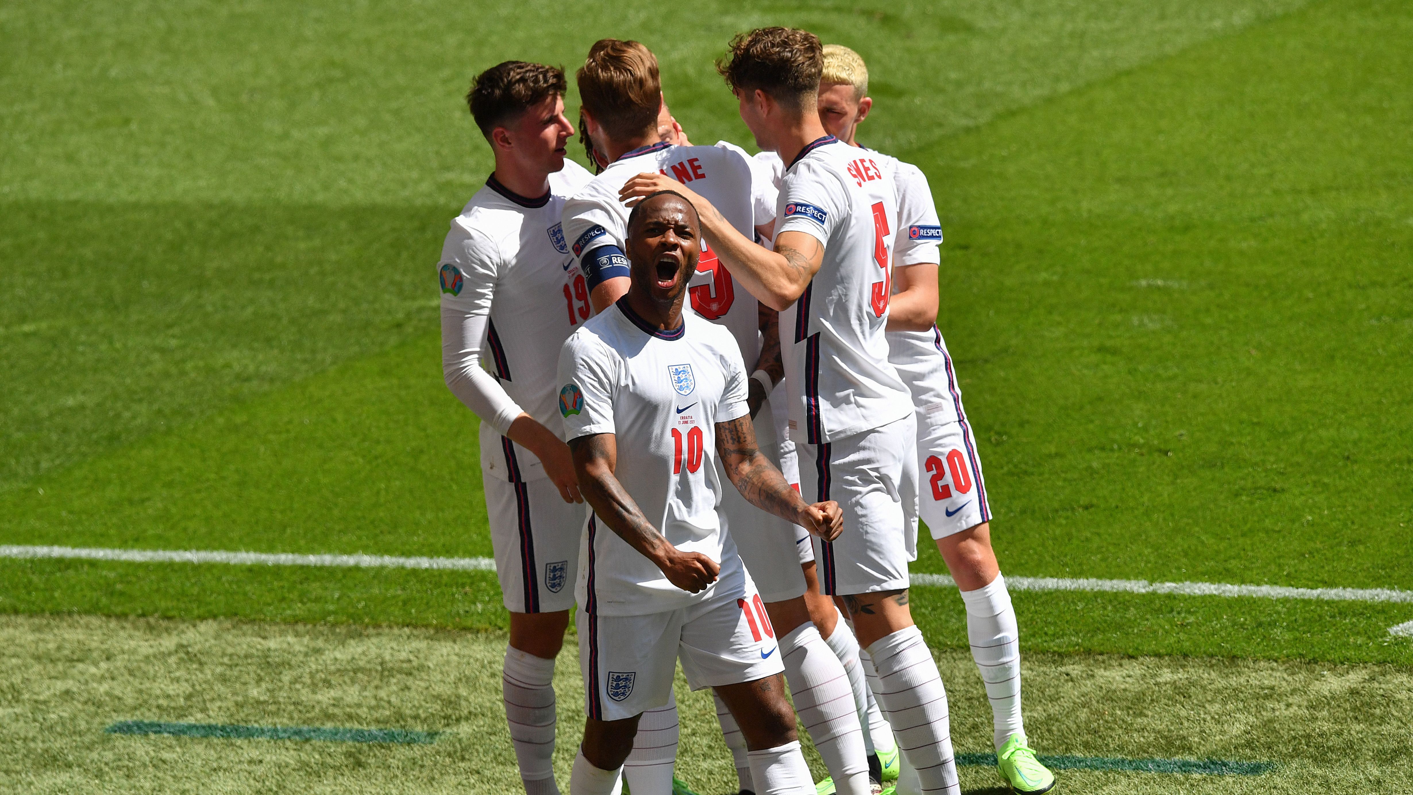 
                <strong>5. Platz: England</strong><br>
                Seit 55 Jahren wartet das Mutterland des Fußballs auf einen zweiten großen Fußball-Titel, der Start in die Europameisterschaft dürfte viele Fans zuversichtlich gestimmt haben. Ohne großen Glanz gewannen die Mannen von Trainer Gareth Southgate mit 1:0 gegen Kroatien, die Qualität der Offensive um Harry Kane, Raheem Sterling und Phil Foden war allerdings unverkennbar. Mittelfeldstrategie Kalvin Phillips spielte sich mit einer grandiosen Leistung in den Mittelpunkt des Interesses und steht damit sinnbildlich für die Tiefe des englischen Kaders. Ein Sieg gegen Erzrivale Schottland (Freitag ab 21 Uhr im Liveticker) dürfte die Euphorie endgültig überschwappen lassen.
              