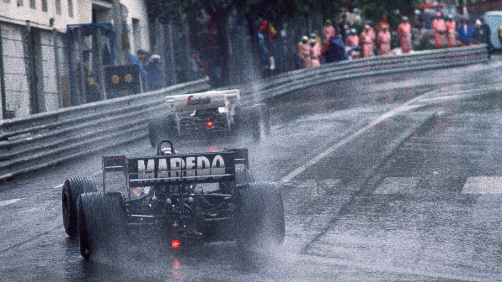 
                <strong>Monaco-GP 1984</strong><br>
                Bereits am Morgen hatte es im Fürstentum heftig geschüttet, mit 45 Minuten Verspätung wurde der GP aber trotzdem gestartet. Weil keine Besserung eintrat, wurde das Rennen nach gut einer Stunden in Runde 31 per roter Flagge abgebrochen. Rennleiter Jacky Ickx kassierte heftige Kritik, weil ihm vorgeworfen wurde, er hätte den Führenden Alain Prost vor den immer näher kommenden Ayrton Senna und Stefan Bellof (Foto) beschützen wollen. Bellof wurde Dritter, obwohl er als Letzter gestartet war. Das Podium wurde ihm später aberkannt, weil sein Team Tyrrell wegen zu leichter Autos disqualifiziert wurde.
              
