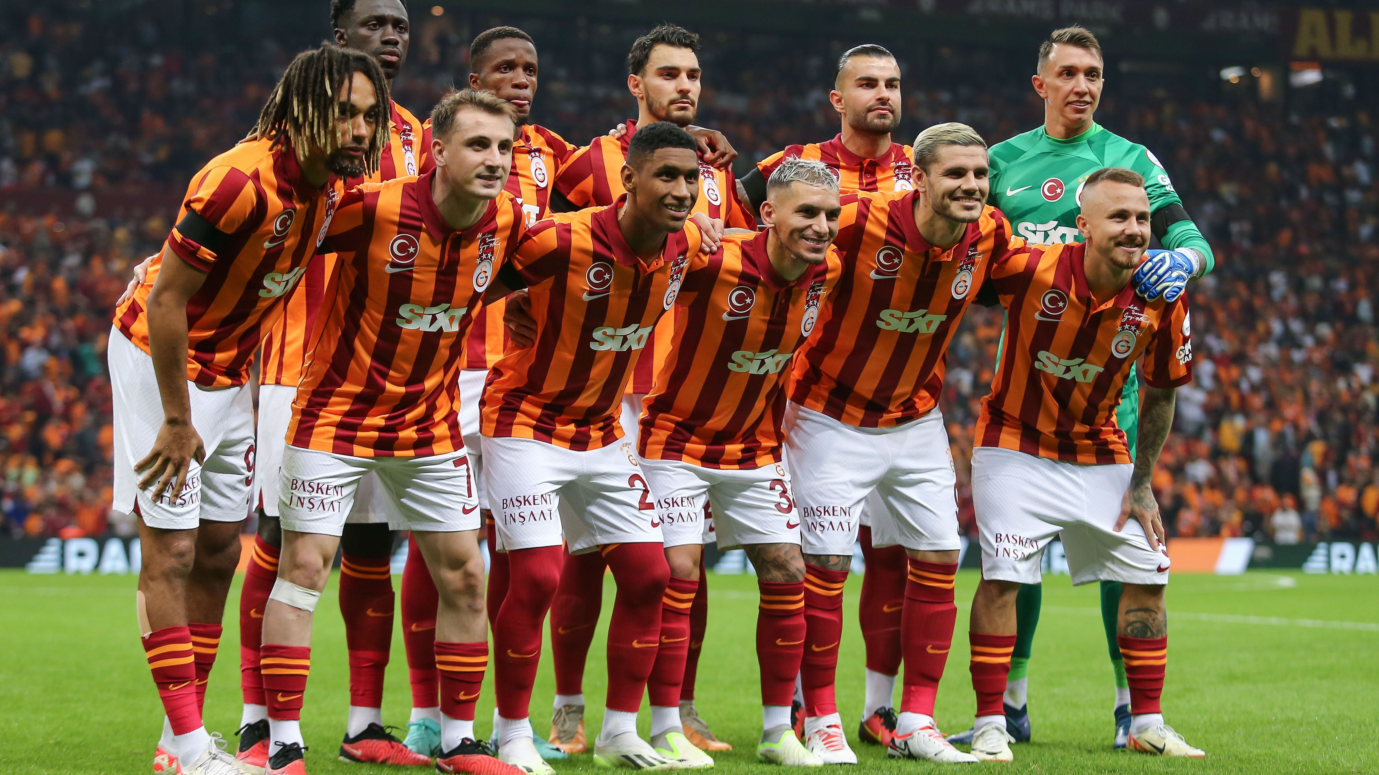 <strong>Die Stars von Galatasaray Istanbul</strong><br>Galatasaray ist bislang das Überraschungsteam in der Champions League. Nach dem 3:2-Sieg bei Manchester United empfängt der türkische Topklub am 3. Spieltag den FC Bayern zum Gipfeltreffen in Gruppe A<a href="https://www.ran.de/sports/ticker/ma9909653/liveticker"> (Di., ab 18:45 Uhr im Liveticker)</a>. <em><strong>ran</strong></em> zeigt, mit welchen Stars es die Münchner am Dienstag zu tun bekommen.