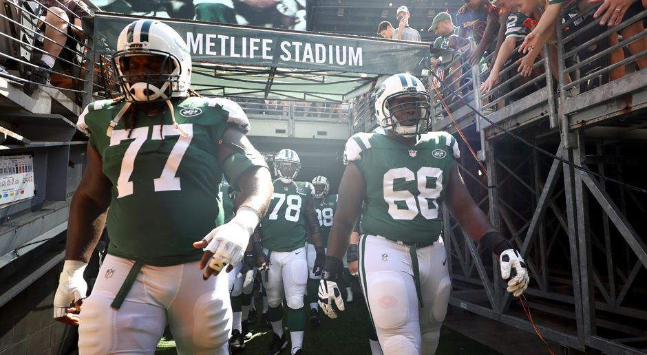 
                <strong>New York Jets </strong><br>
                James Carpenter (Guard, im Bild Nr. 77), Kelvin Beachum (Offensive Tackle, Nr. 68), Josh McCown (Quarterback), Wesley Johnson (Center), Demario Davis (Linebacker)
              