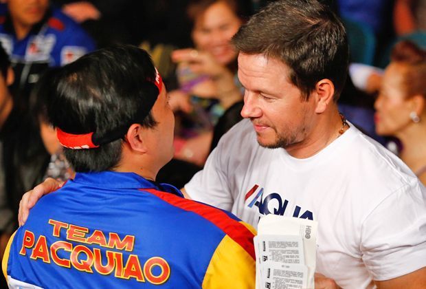 
                <strong>Mayweather vs. Pacquiao: Die Bilder zum Mega-Fight</strong><br>
                Mark Wahlberg outet sich schon vor dem Fight als bekennender Pacquiao-Fan und wünschte vor dem ersten Gong dem Team nochmal viel Glück.
              