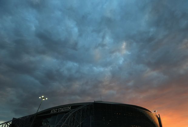 
                <strong>Dallas Cowboys - New Orleans Saints</strong><br>
                Jetzt aber wieder über den großen Teich - und zu einer Fortsetzung von Independence Day? Der Himmel über dem AT&T-Stadion lässt eine solche Szenerie durchaus annehmen.
              