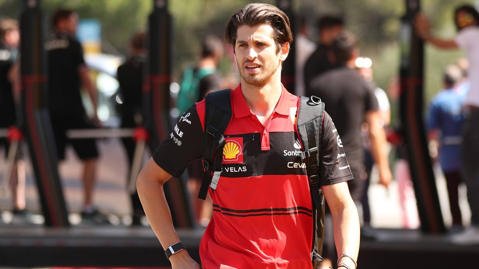 
                <strong>Verlierer: Antonio Giovinazzi</strong><br>
                Bei Alfa Romeo war in der Formel 1 kein Platz mehr für ihn, weshalb Antonio Giovinazzi in der Formel E sein Glück versuchte, um im Gespräch zu bleiben. Das gelang - allerdings anders als gedacht, denn der Italiener, der 2022 auch Ersatzfahrer bei Ferrari ist, konnte keine Argumente für sich sammeln. Er blieb im - zugegeben schwachen - Dragon-Renner als einziger Fahrer im Feld ohne Punkte, seine beste Platzierung war Rang 16 in Monaco. "Es war zweifellos eine komplizierte Saison. Es war schwierig", räumte Giovinazzi ein. Bei ihm sieht es auch deshalb schwer nach Abschied aus der Formel E aus.
              