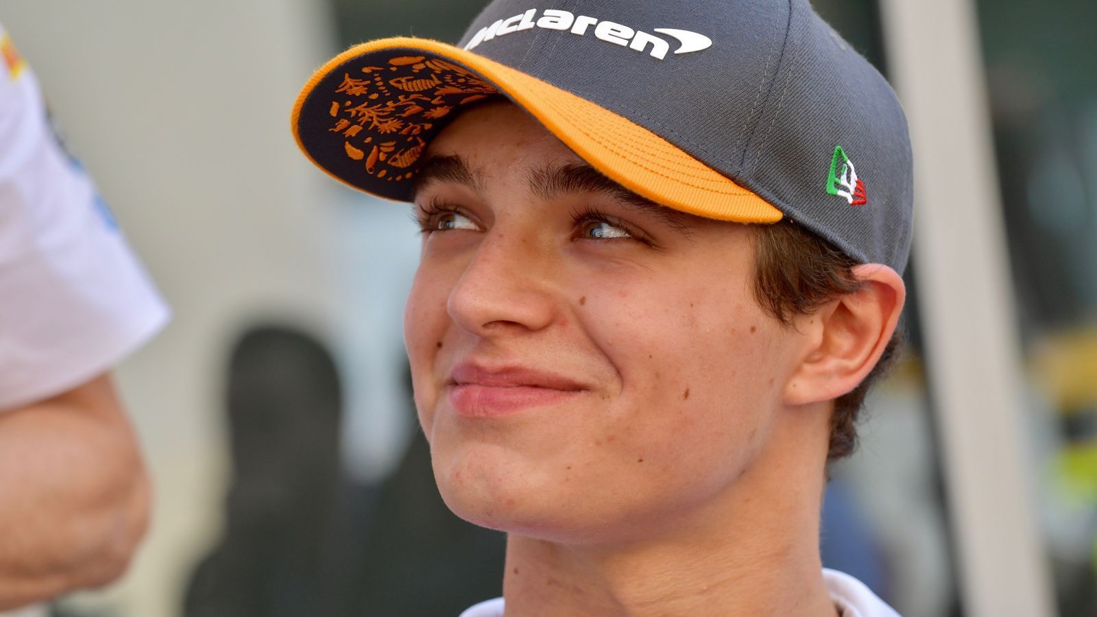 
                <strong>8. Lando Norris (McLaren)</strong><br>
                Er hat das Quali-Duell gegen Sainz mit 11:10 gewonnen, aber im Rennen sehr oft entweder Pech gehabt oder hinten raus wegen schlechter Strategie oder schlechtem Reifenmanagement Plätze verloren. Aber keine Frage: Für einen Rookie war das eine Top-Saison. Außerdem ist er abseits der Strecke ein Typ, den die Formel 1 gut gebrauchen kann. Wird Norris im Rennen noch abgezockter, wird er auch für Sainz gefährlich.
              