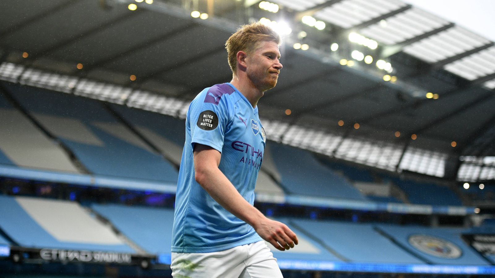 
                <strong>Mittelfeld: Kevin de Bruyne (Manchester City)</strong><br>
                Von der Premier League wurde der Belgier zum Spieler der Saison ausgezeichnet. Und das, obwohl Liverpool mit 18 Punkten Vorsprung Meister wurde. Ein Blick auf seine Statistiken zeigt, warum: De Bruyne erzielte 13 Tore und bereitete 20 (!) weitere vor. Seine Assists markierten einen neuen Ligarekord. Trotz eines schlechten Saisonstarts legte er auch in dieser Saison bereits sechs Tore auf und hält damit seinen Schnitt und den Titel des Vorlagen-Königs.
              