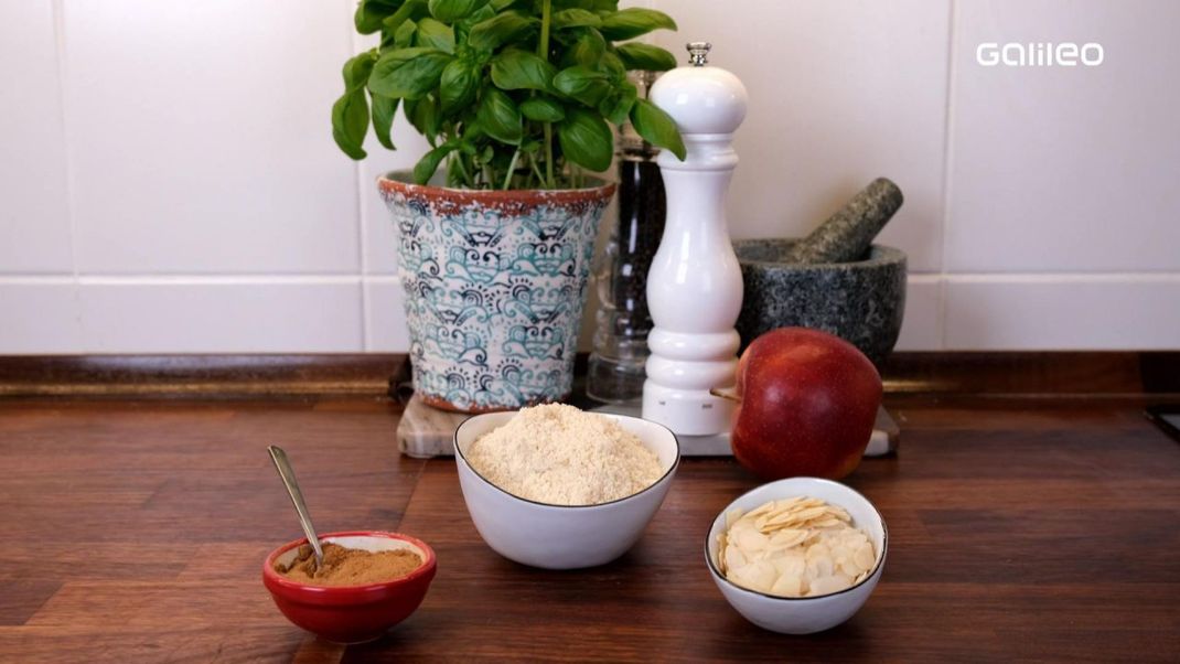 Sweet! Für Apfelkuchen-Stockbrot benötigt man Apfel-Stückchen, Zimt, Zucker und Mandeln.