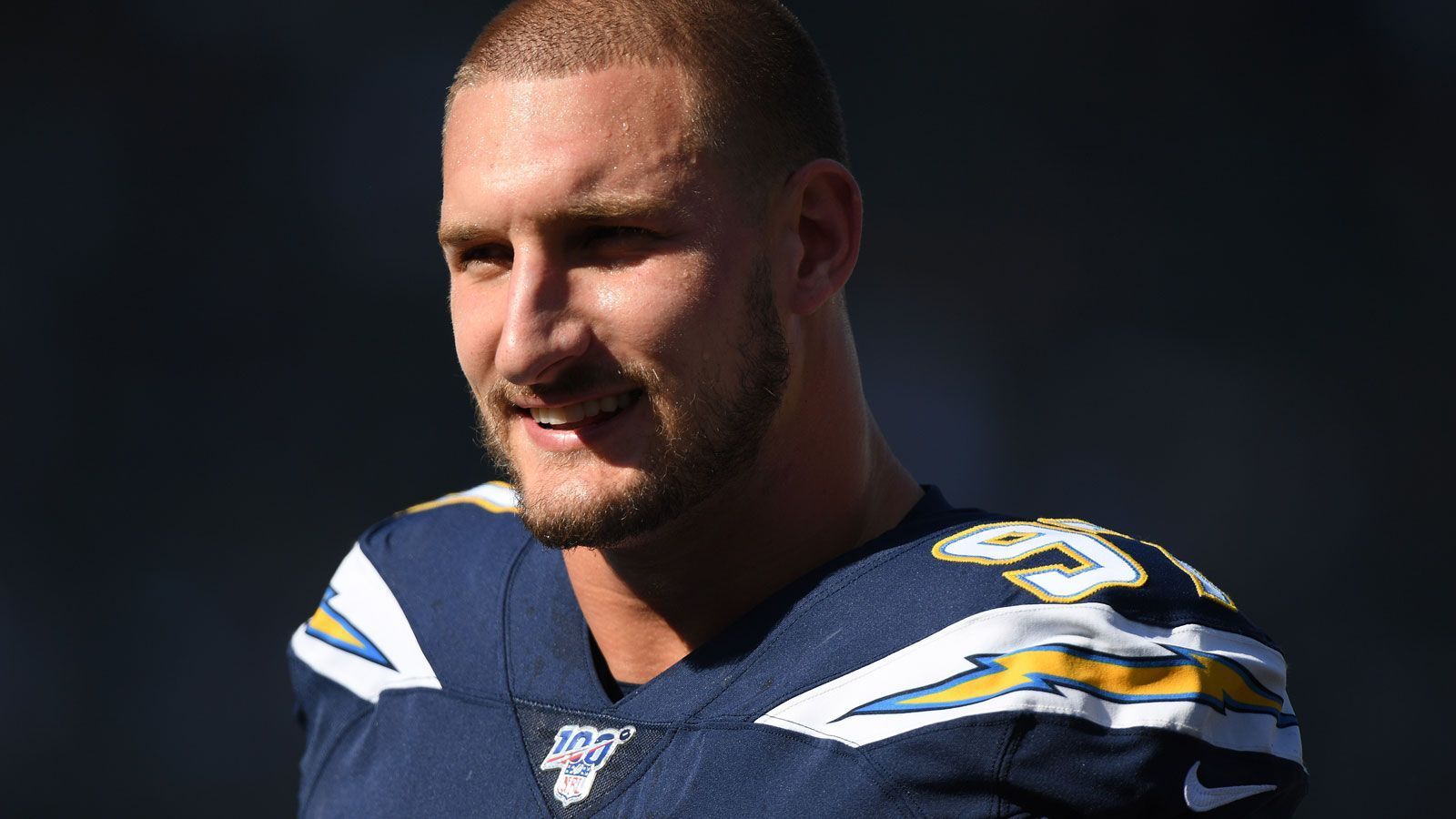 
                <strong>Joey Bosa (Los Angeles Chargers)</strong><br>
                Für Joey Bosa ist die Zeit des Rookie-Vertrags vorbei, der ihm bei den Los Angeles Chargers in vier Jahren um 25,873 Millionen US-Dollar reicher gemacht hat. Über die Fifth Year Option verdient der dritte Pick des Draft 2016 in dieser Saison 14,36 Millionen US-Dollar. Danach dürfte eine ordentliche Gehaltsaufstockung winken, denn der Defensive End hat sich bereits einen Namen in der Liga gemacht. In vier Jahren gelangen Bosa 204 Tackles, sagenhafte 41 Sacks, ein verteidigter Pass und sechs Forced Fumbles. Um seine Zukunft sollte sich der ältere Bruder von Nick Bosa damit eigentlich keine Sorgen machen müssen.
              