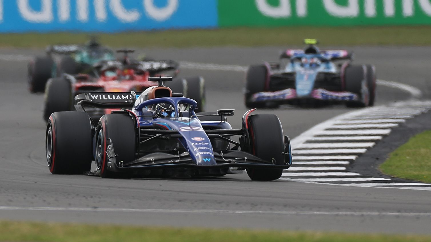 
                <strong>Gewinner: Alex Albon</strong><br>
                Alex Albon ist das Gesicht des zarten, aber stetigen Aufschwungs beim Traditionsteam Williams. Der 27-Jährige fährt in Silverstone auf Rang acht und damit schon das dritte Mal in dieser Saison in die Punkteränge. Besonders bemerkenswert: Auf dem Silverstone Circuit schafft es Albon, den Angriffen der beiden Ferrari-Piloten stand zu halten und sowohl Charles Leclerc als auch Carlos Sainz hinter sich zu lassen.
              