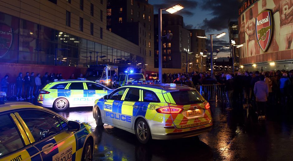 
                <strong>Ausschreitungen in London</strong><br>
                So haben die Engländer mit einem massiven Polizeiaufgebot reagiert. Angeblich seien die Ordnungshüter mit größter Härte vorgegangen, auch Schlagstöcker sollen eingesetzt worden sein. Kölner sollen phasenweise alle Eingänge blockiert haben.
              