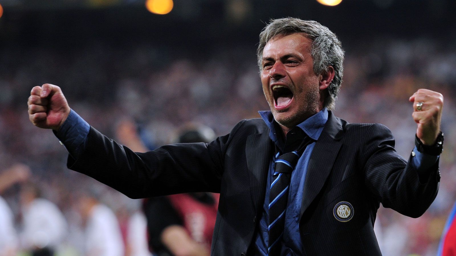 
                <strong>5. Station: Inter Mailand</strong><br>
                Nachdem Mourinho den Rest der Spielzeit 2007/08 pausierte, heuerte er im Juli 2008 bei Inter Mailand an. Die zwei Jahre als Trainer der "Nerazzurri" waren seine erfolgreichste Zeit. Auf den Gewinn der nationalen Meisterschaft in seiner ersten Saison folgte ein Jahr später der ganz große Wurf - mit dem 2:0-Erfolg über den FC Bayern München im Champions-League-Finale 2010 feierte Mourinho seinen zweiten CL-Sieg und holte sein bislang einziges Triple.
              