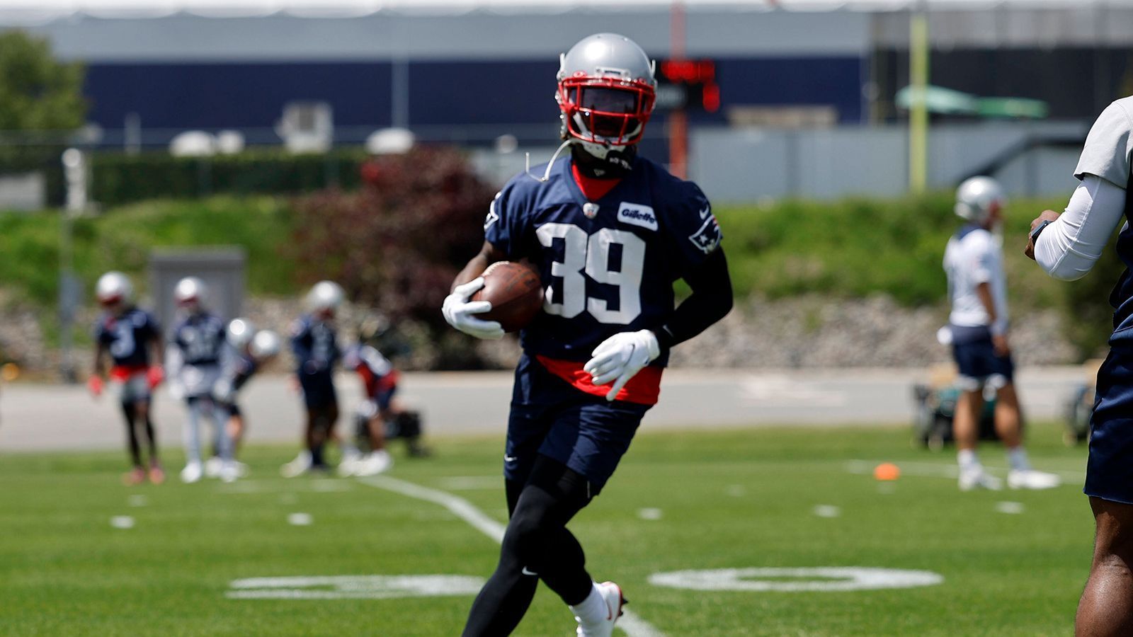 
                <strong>Terrance Mitchell vs. Malcolm Butler</strong><br>
                Terrance Mitchell und Malcolm Butler, die beide eine Menge NFL-Erfahrung mitbringen, dürften den Outside-Cornerback-Posten unter sich ausmachen. Mitchell ließ vergangene Saison knapp 600 Yards in seiner Deckung zu, Butler spielte nicht. ran-Prognose: Malcolm Butler kennt die Patriots-Defensive noch aus alten Zeiten und belebt bei den Patriots seine Karriere wieder. Mitchell muss auf der Bank Platz nehmen. Allerdings sind weder Butler noch Mitchell wirkliche Langzeit-Lösungen. 
              