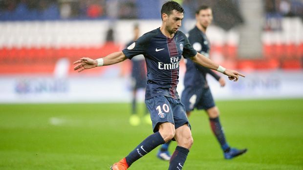 
                <strong>Javier Pastore</strong><br>
                Vor Neymar trug der Argentinier Javier Pastore die Nummer 10 bei PSG - für genau eine Saison. In der Spielzeit 2016/17 durfte der 28-Jährige mit der begehrten Rückennummer spielen - wenn er denn überhaupt ran durfte. Oft war der offensive Mittelfeldspieler nur zweite Wahl. Seit der Neymar-Verpflichtung spielt Pastore fortan mit der 27.
              