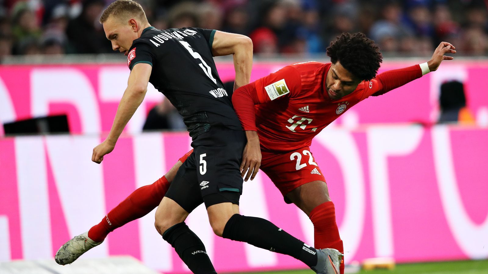 
                <strong>Serge Gnabry</strong><br>
                Gegen seinen Ex-Klub setzt der umtriebige Flügelstürmer zunächst einen Kopfball aus guter Position knapp drüber. Das 1:1 von Coutinho legt er mit langem Bein gekonnt vor. Ansonsten spielt er zumeist eine Nebenrolle im Offensivwirbel. ran-Note: 3
              