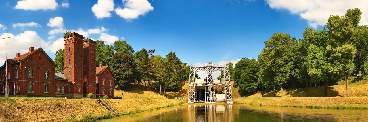 Savoir-vivre vom Wasser aus: Eine Hausboot-Fahrt auf dem 112 Kilometer langen Canal du Centre wird "automatisch" zum Genuss-Trip. In der französischen Region Burgund befinden sich einige der berühmtesten Weinbau-Gebiete der Welt. Die Côte de Beaune beispielsweise ist für ihre Weißweine (Corton, Montrachet, Meursault) ebenso bekannt wie für die roten Tropfen (Pommard, Volnay, Ladoix) aus der Rebsorte Pinot Noir. Must-do: In ei