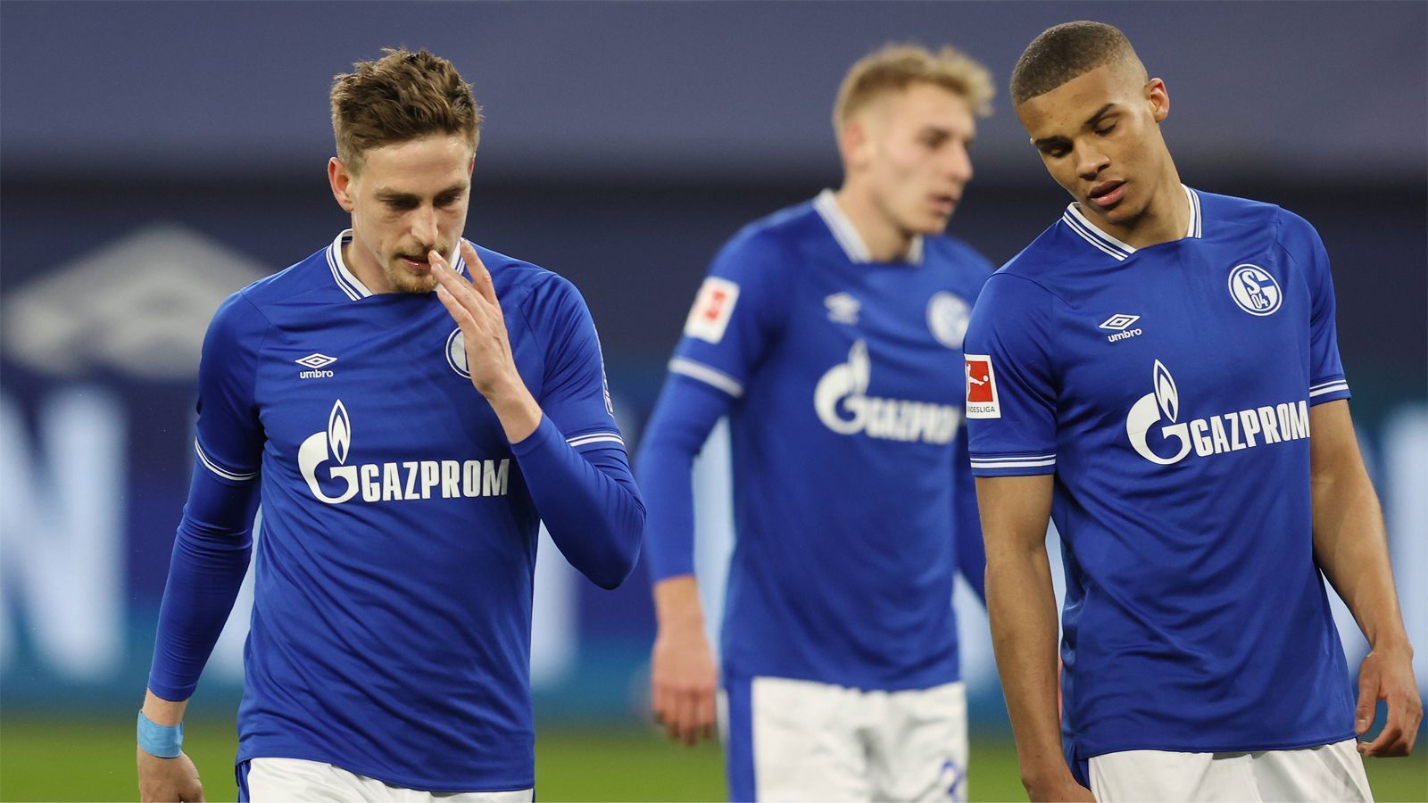 
                <strong>Zusammenstellung eines Zweitliga-Kaders</strong><br>
                Fakt ist: Der aktuelle Kader wird mit Blick auf die kommende Zweitliga-Saison neu aufgestellt werden müssen. Knapp 15 Spieler werden Schalke wohl verlassen, im Hintergrund arbeitet Knäbel zusammen mit Mike Büskens und U19-Trainer Norbert Elgert schon länger an der Neu-Strukturierung. Mit Danny Latza steht ein Neuzugang bereits fest. Derzeit studiere man die 2. Bundesliga bereits "sehr intensiv". Über das Anforderungsprofil der Zugänge sagt Knäbel auf seiner Antrittspressekonferenz: "Da brauchen wir die fußballerischen Fähigkeiten, aber wir brauchen auch Mentalität und druckresistente Spieler, die den Druck lieben und unter Druck performen können."
              