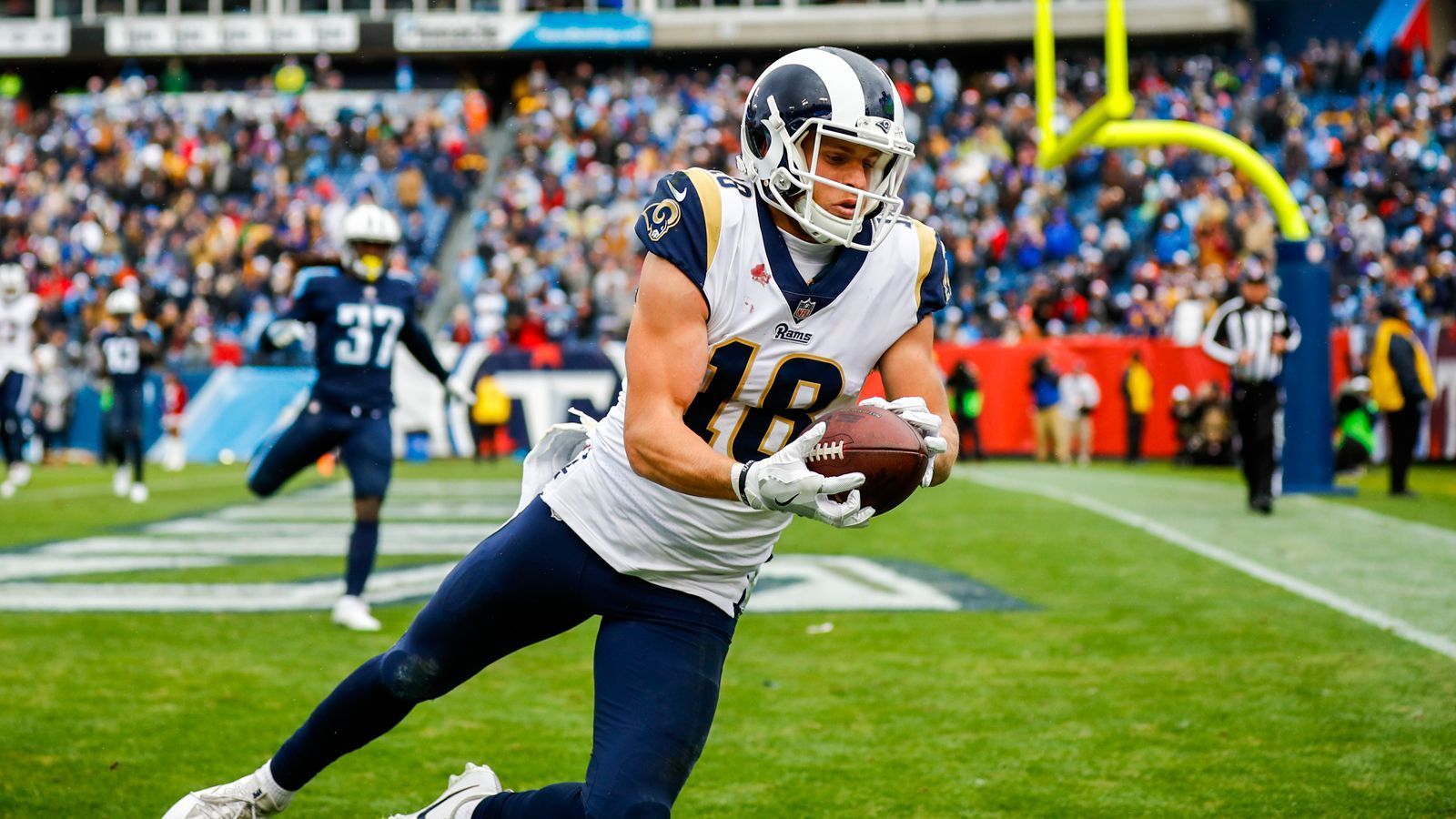 
                <strong>Cooper Kupp (Los Angeles Rams)</strong><br>
                Wie auch sein Teamkollege Brandin Cooks setzt Cooper Kupp fast vollständig auf eine vegane Ernährung. Das einzige tierische Produkt, das er hin und wieder zu sich nimmt, ist Fisch. "Ich fühle mich gut dabei", erklärt Kupp bei "ESPN". "Ich will mir selbst bei der Erholung helfen damit." Viel Quinoa, Pasta und Bohnen landen bei ihm ebenfalls auf dem Teller. Fleisch hingegen überhaupt nicht mehr. 
              