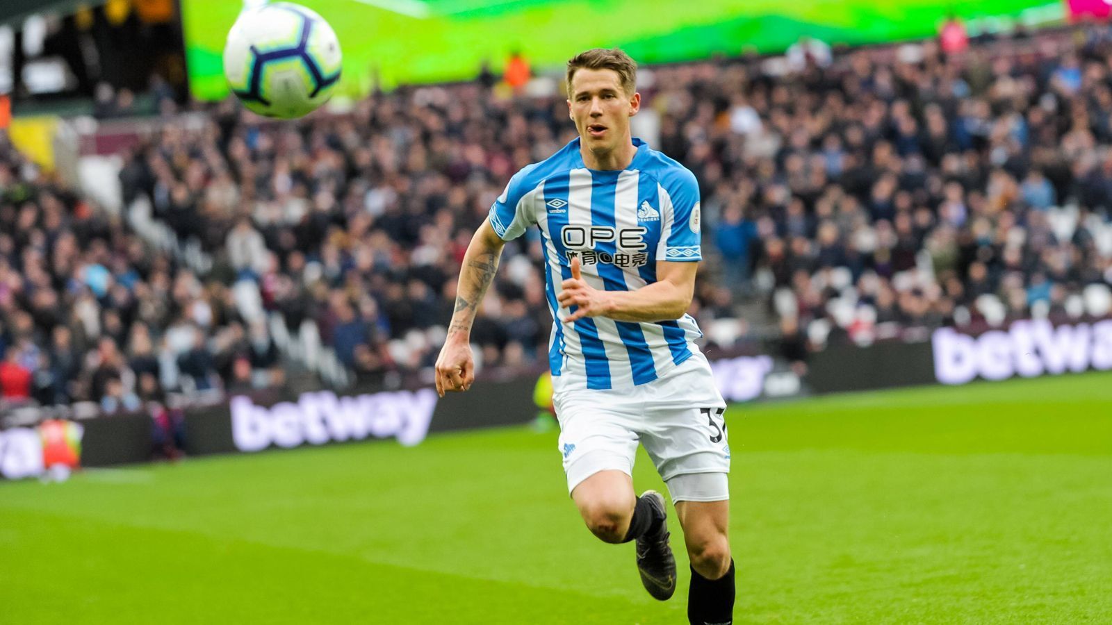 
                <strong>Erik Durm (Eintracht Frankfurt)</strong><br>
                Der frühere Dortmunder Erik Durm wechselt ablösefrei vom Premier-League-Absteiger Huddersfield zu Eintracht Frankfurt. "Für mich ist es in erster Linie wichtig, dass ich gesund bleibe. Ich hatte in der Vergangenheit Verletzungspech, bin zuletzt aber gesund geblieben. Ich will hier täglich Gas geben und der Mannschaft helfen. Der Erfolg des Teams steht über allem", so Durm bei seiner Vorstellung. Der 27-Jährige erhält in Frankfurt einen Vier-Jahres-Vertrag und soll laut Trainer Adi Hütter auf beiden Flügeln zum Einsatz kommen. "Er erhöht auch unsere taktische Variabilität", so Hütter. 
              