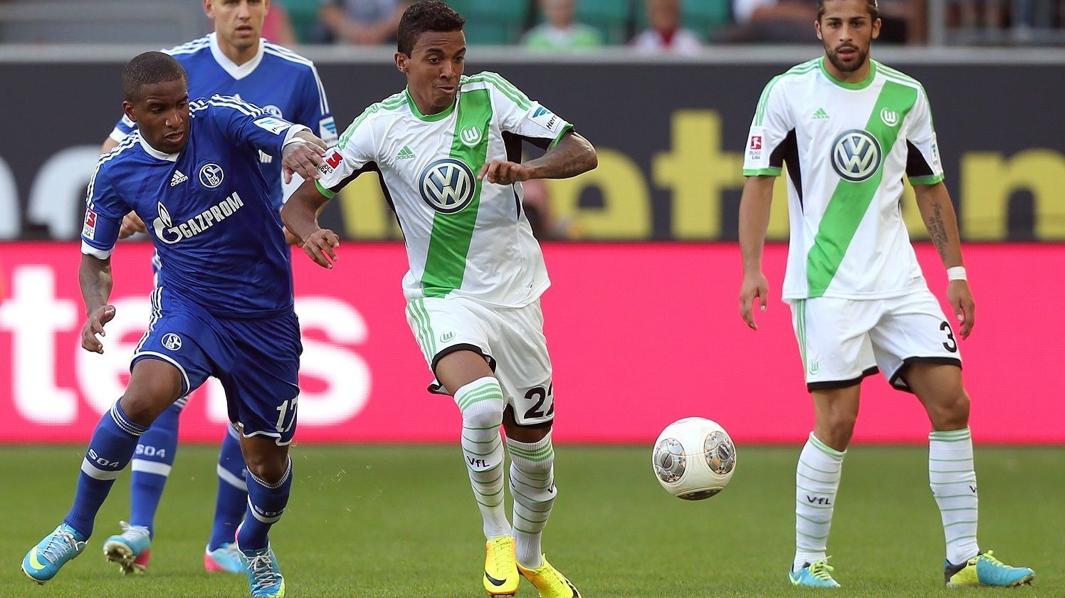
                <strong>VFL Wolfsburg - Schalke 04 4:0</strong><br>
                Selten war der Vereinsname Schalke 04 passender als bei der 0:4-Niederlage beim VFL Wolfsburg. Vielleicht brachte der Debütant Luiz Gustavo bei den Wölfen das richtige Sieger-Gen von den Bayern mit. Schalke war an diesem Nachmittag jedenfalls chancenlos.
              
