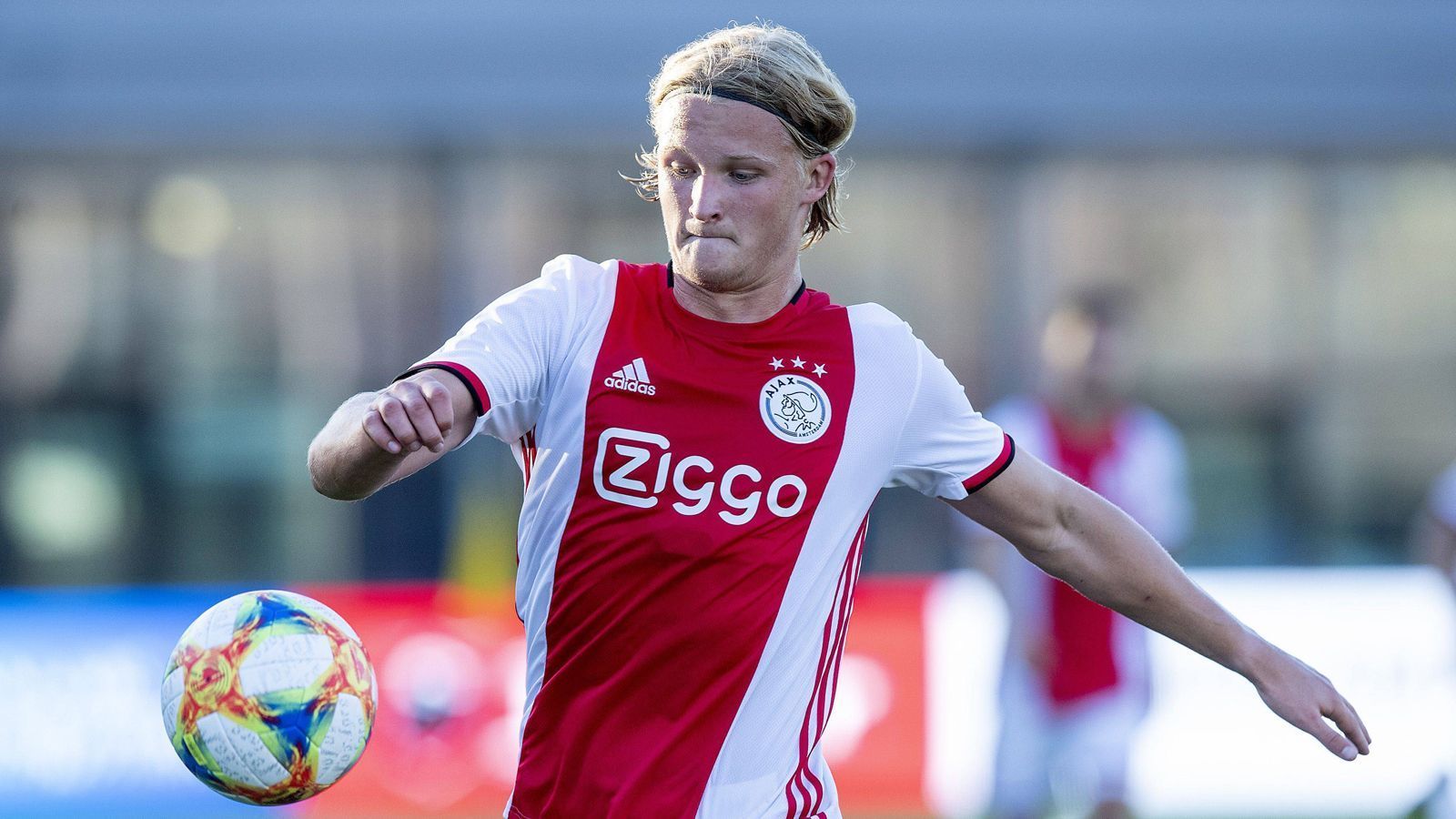 
                <strong>Platz 9: Kasper Dolberg</strong><br>
                &#x2022; Ablöse: 20,5 Millionen Euro<br>&#x2022; Saison: 2019/20<br>&#x2022; Aufnehmender Verein: OGC Nizza<br>&#x2022; Position: Mittelstürmer<br>
              