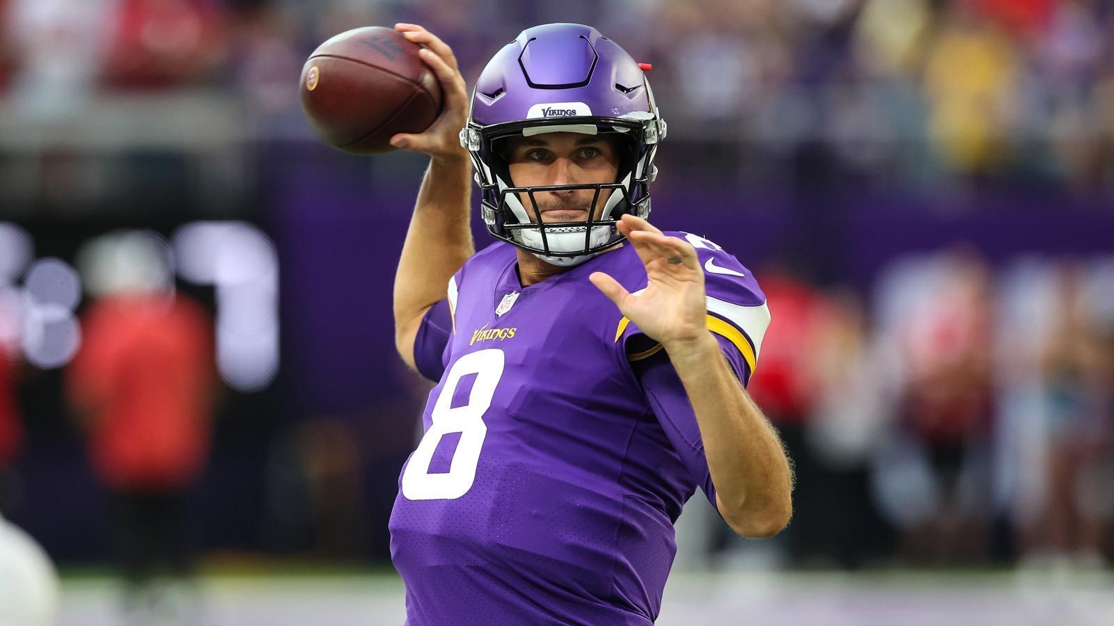 
                <strong>NFC North: Minnesota Vikings</strong><br>
                &#x2022; Head Coach: Kevin O'Connell<br>&#x2022; Quarterback: Kirk Cousins (Foto)<br>&#x2022; Platzierung nach Regular Season: 1. der NFC North (Division), Platz 3 in der NFC (Conference)<br>&#x2022; Stadion: U.S. Bank Stadium (Minneapolis, Minnesota)<br>&#x2022; Gegründet: 1961<br>
              