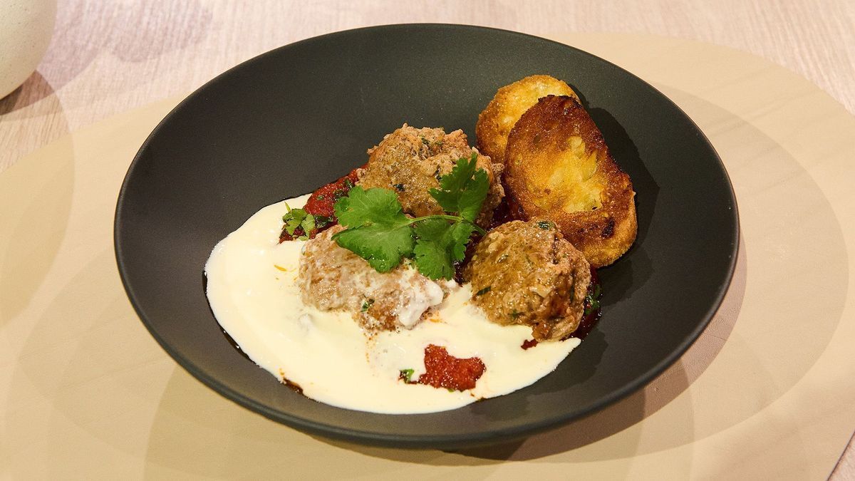 Drei Teller für Lafer: Scharfe Hackbällchen in feuriger Tomaten-Paprika-Sauce