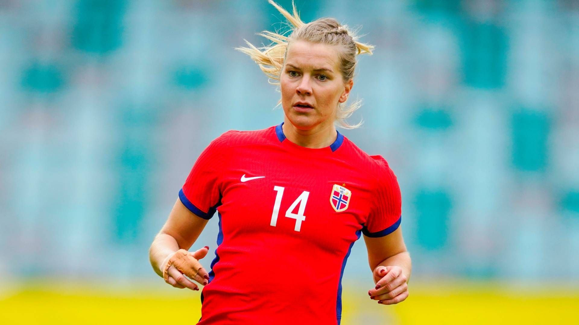 
                <strong>Norwegen - Ada Hegerberg & Caroline Graham Hansen</strong><br>
                Stürmerin Ada Hegerberg (Foto) gehört nicht nur im norwegischen Frauenfußball, sondern weltweit zu den absoluten Ausnahmespielerinnen. Bereits sechsmal gewann sie mit Olympique Lyon die Champions League, meist spielte sie dabei eine Hauptrolle. Gleiches gilt für die langjährige Wolfsburgerin Caroline Graham Hansen, die inzwischen die Offensive des FC Barcelona verstärkt und bedeutenden Anteil auch am Finalsieg vor wenigen Wochen gegen ihr Ex-Team hatte.
              