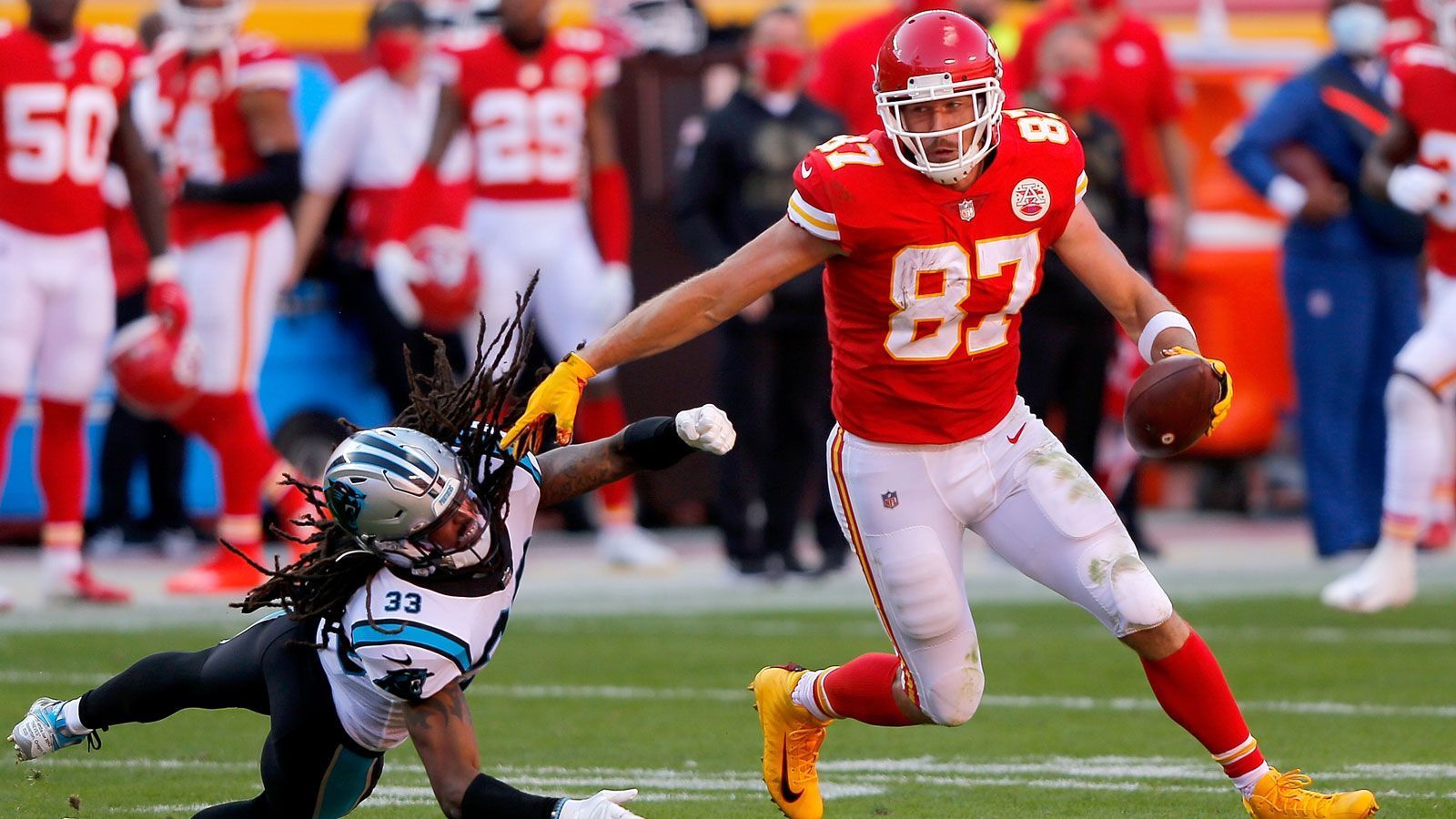 
                <strong>AFC - Tight End (ein Spieler)</strong><br>
                Travis Kelce (Kansas City Chiefs) -Nach Mahomes und Hill ist Travis Kelce der dritte Spieler des amtierenden Super-Bowl-Champions, der in die Pro-Bowl-Mannschaft aufgenommen wird. Seine 769 Yards und sechs Touchdowns sind außergewöhnliche Werte für einen Tight End und zeugen von Kelces Klasse. 
              