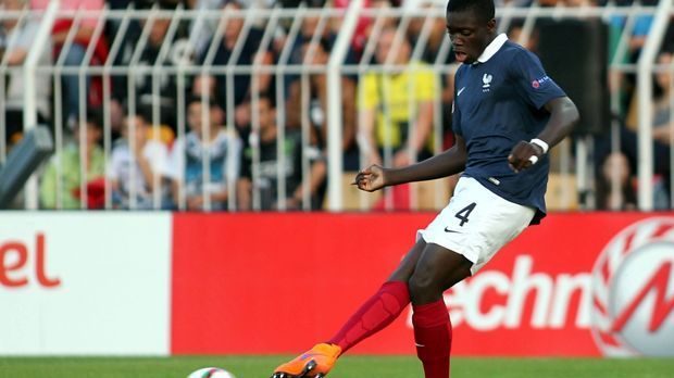 
                <strong>Dayot Upamecano (Frankreich/Red Bull Salzburg)</strong><br>
                Dayot Upamecano (Frankreich/Red Bull Salzburg). Der französische Innenverteidiger stammt aus der Jugend des FC Valenciennes. Im Sommer verpflichtet ihn Red Bull Salzburg für eine Ablöse-Summe von rund 2,2 Millionen Euro. Dabei ist Upamecano erst 16 Jahre alt.
              