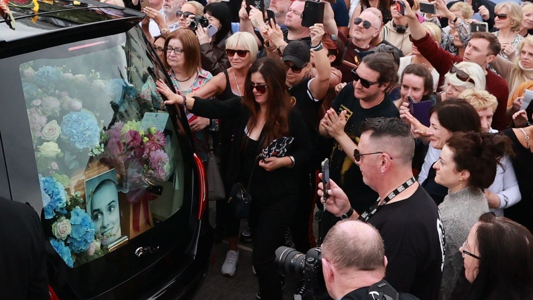 Fans nehmen ein letztes Mal Abschied von der irischen Sängerin Sinéad O'Connor in Bray.