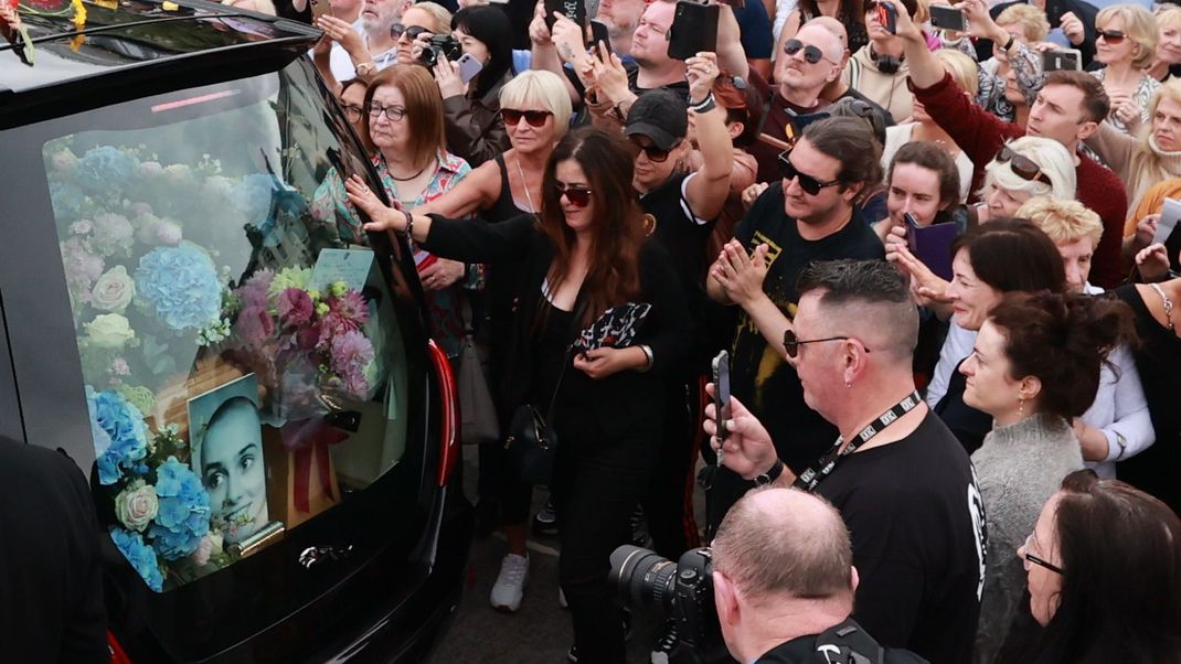 Fans nehmen ein letztes Mal Abschied von der irischen Sängerin Sinéad O'Connor in Bray.